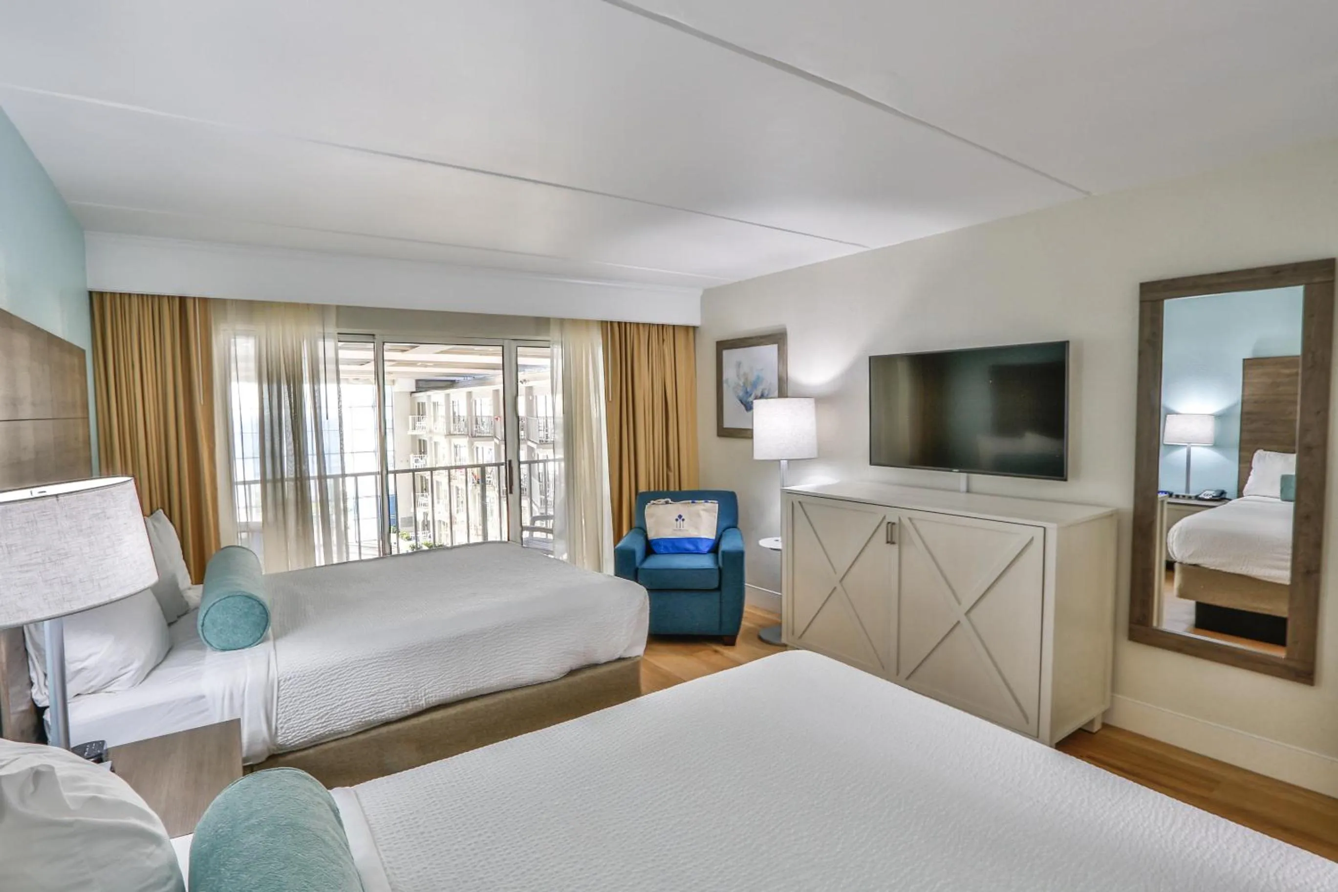 Queen Suite with Pool View in Princess Royale Oceanfront Resort