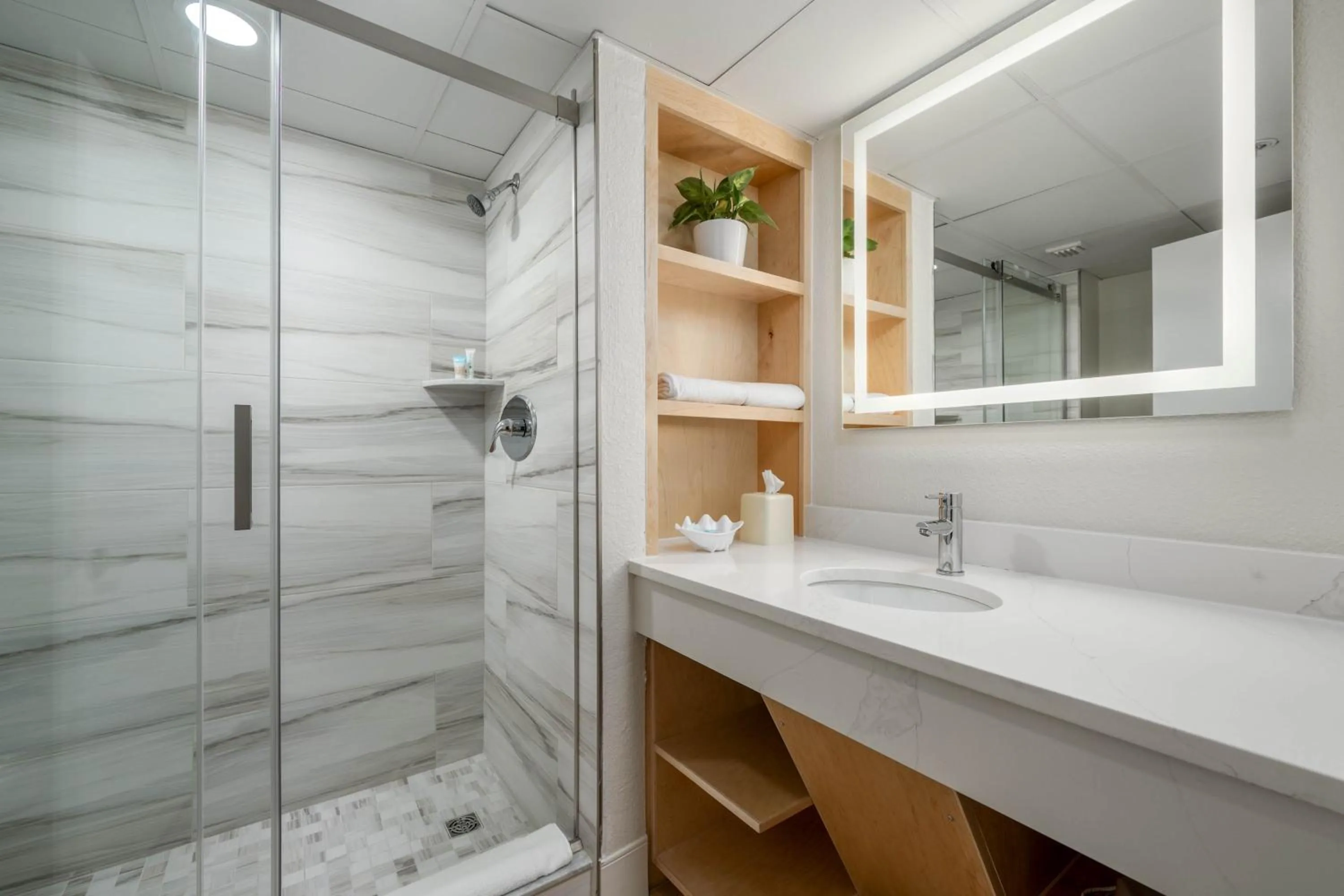 King Suite with Pool View in Princess Royale Oceanfront Resort