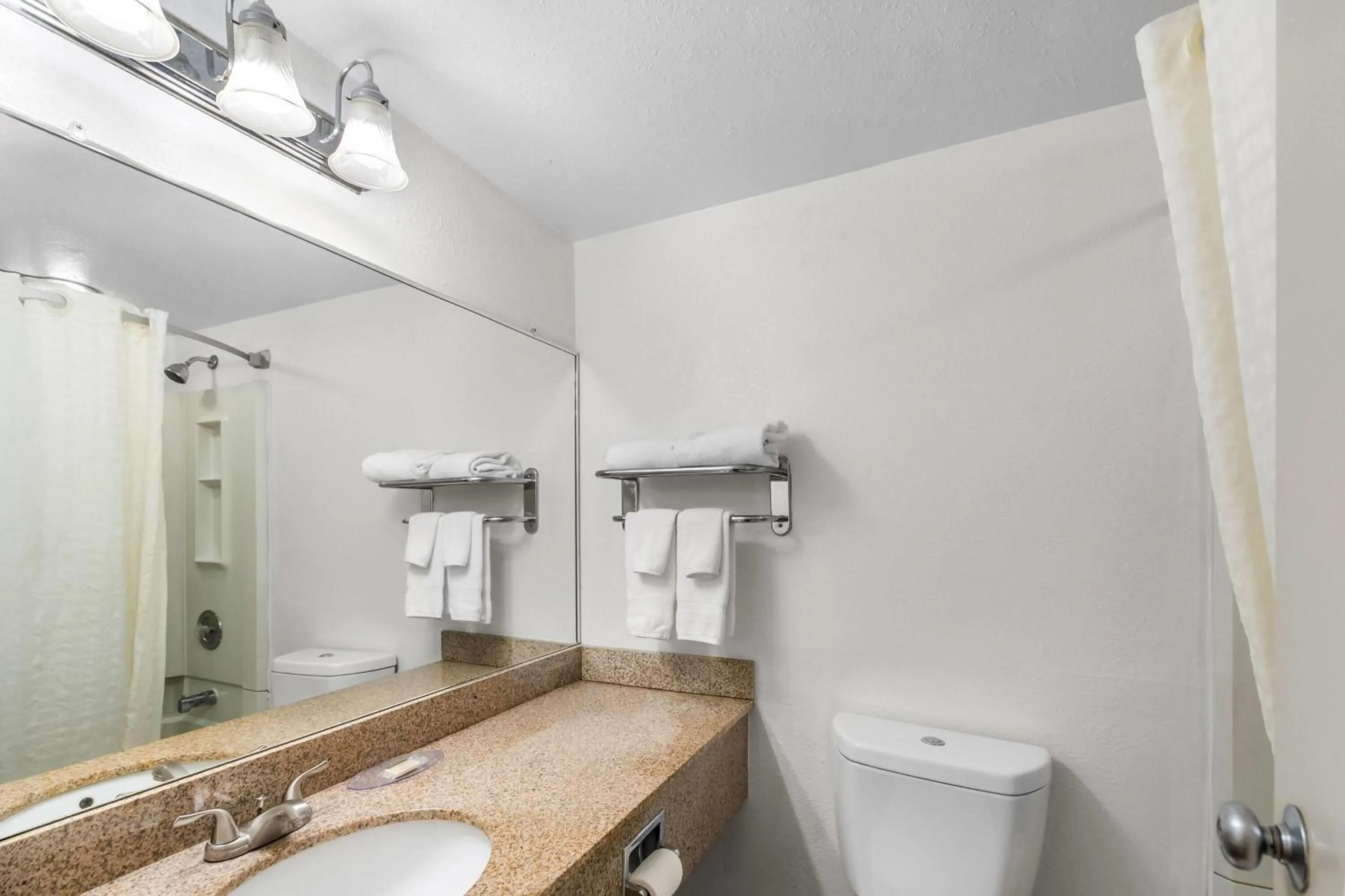 King Room- Non-Smoking in Travelodge by Wyndham Winchester