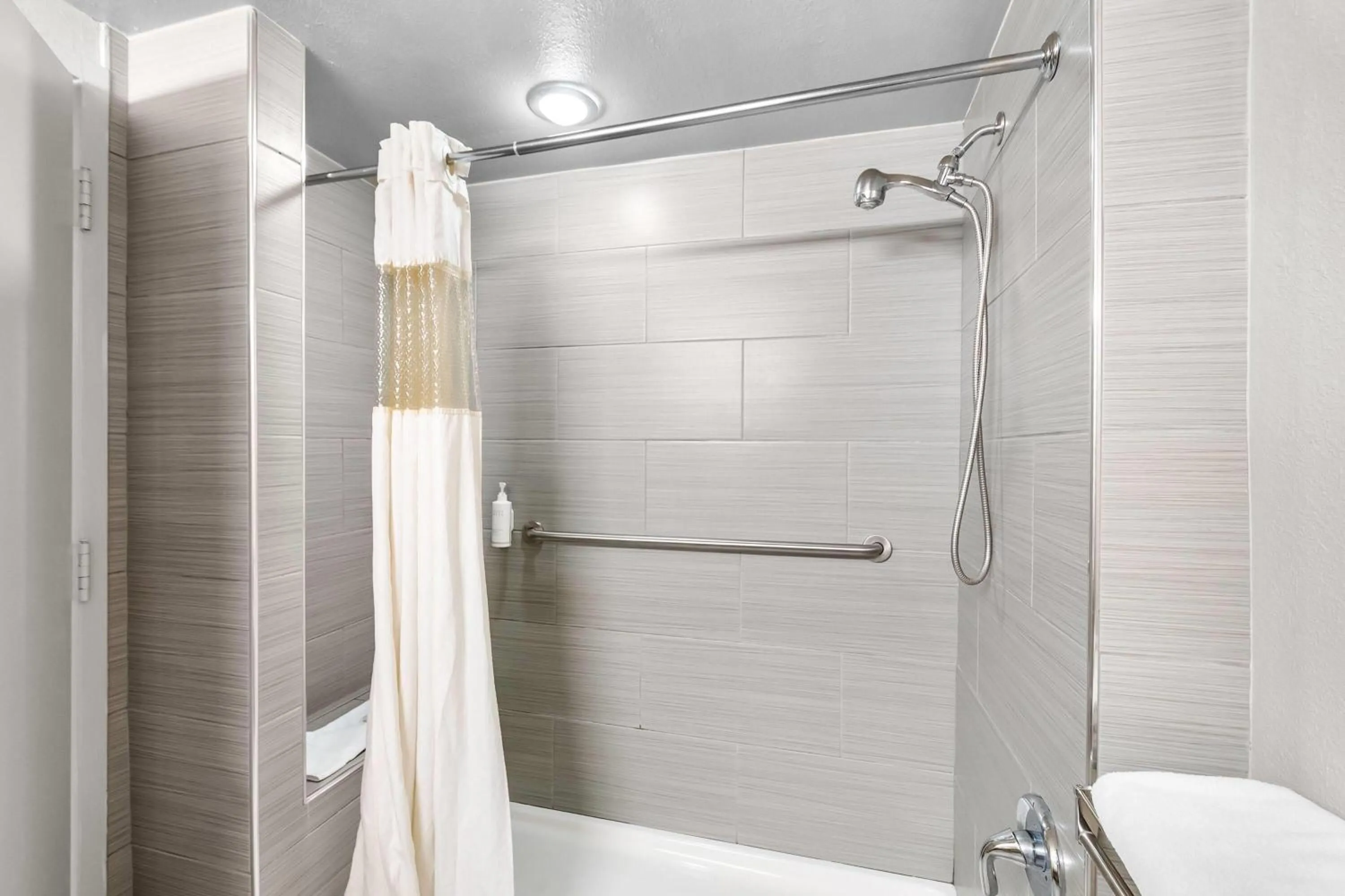 King Room Walk-In Shower with Grab Bars - Mobility Accessible/Non-Smoking in Travelodge by Wyndham Winchester