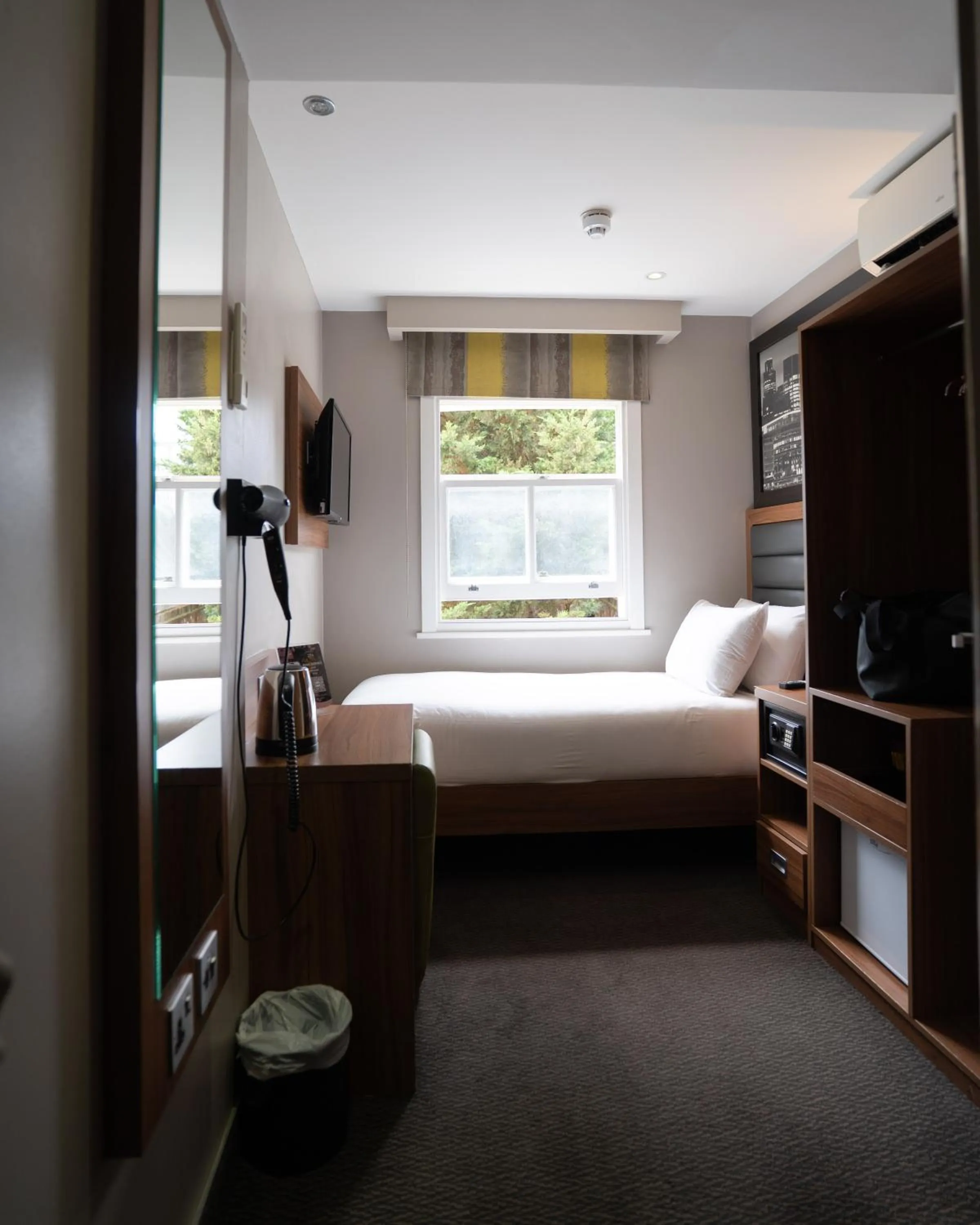 Classic Single Room, with en suite in London Court Hotel