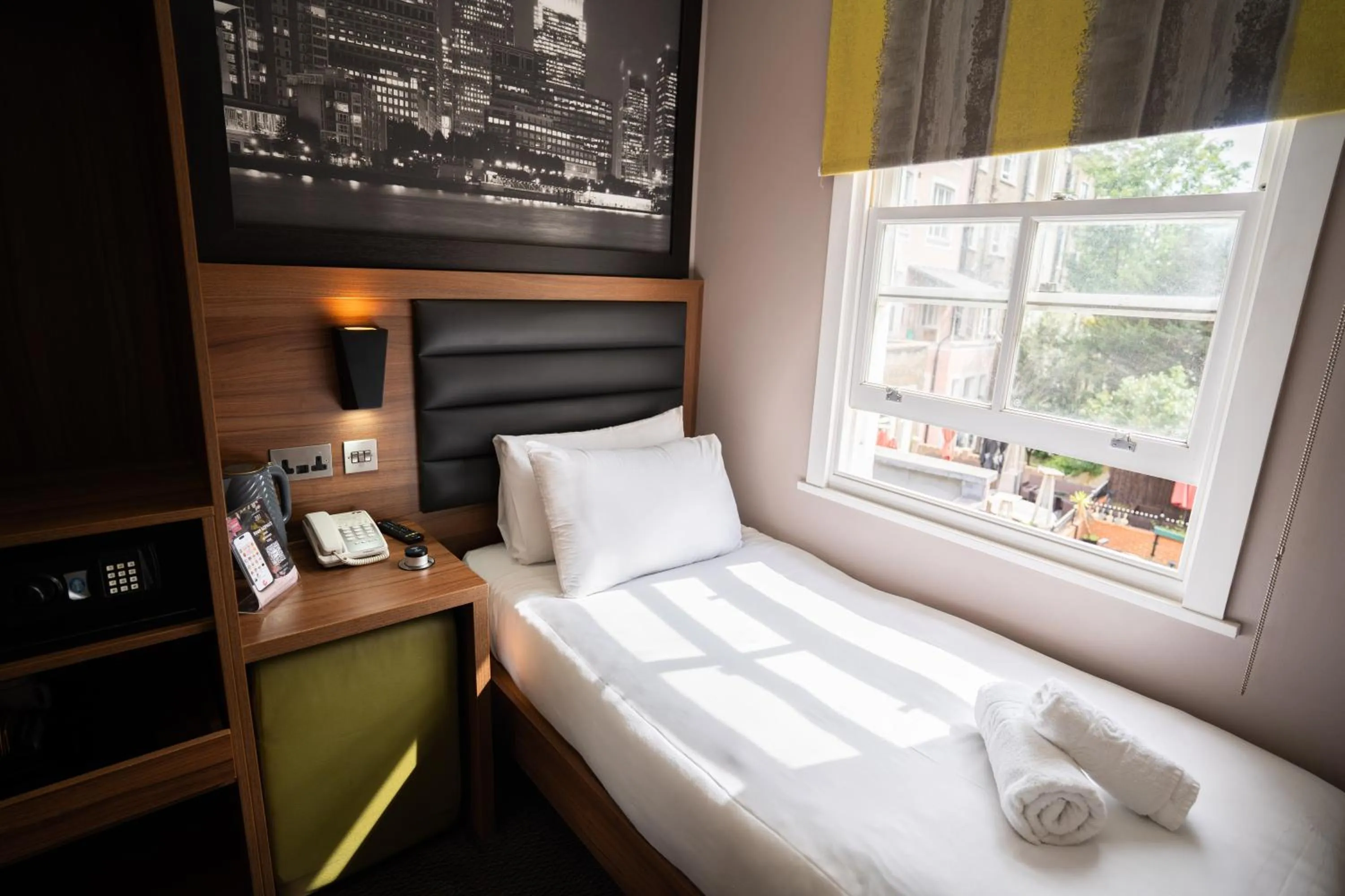 Compact Single Room with Shared External Bathroom in London Court Hotel