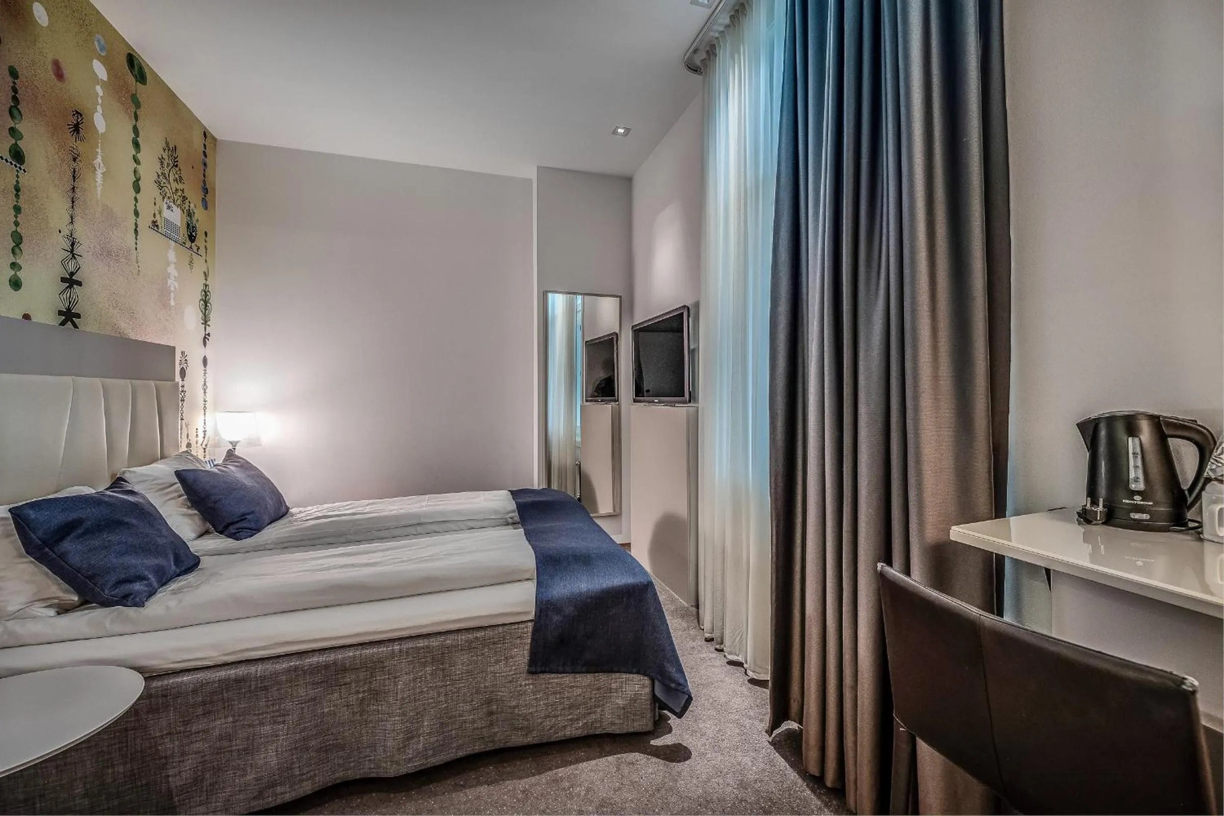 Compact Single in Quality Hotel Waterfront