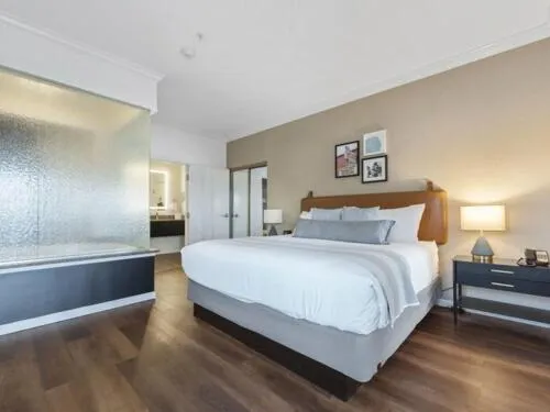 King Suite with Spa Bath in Cherry Tree Inn & Suites