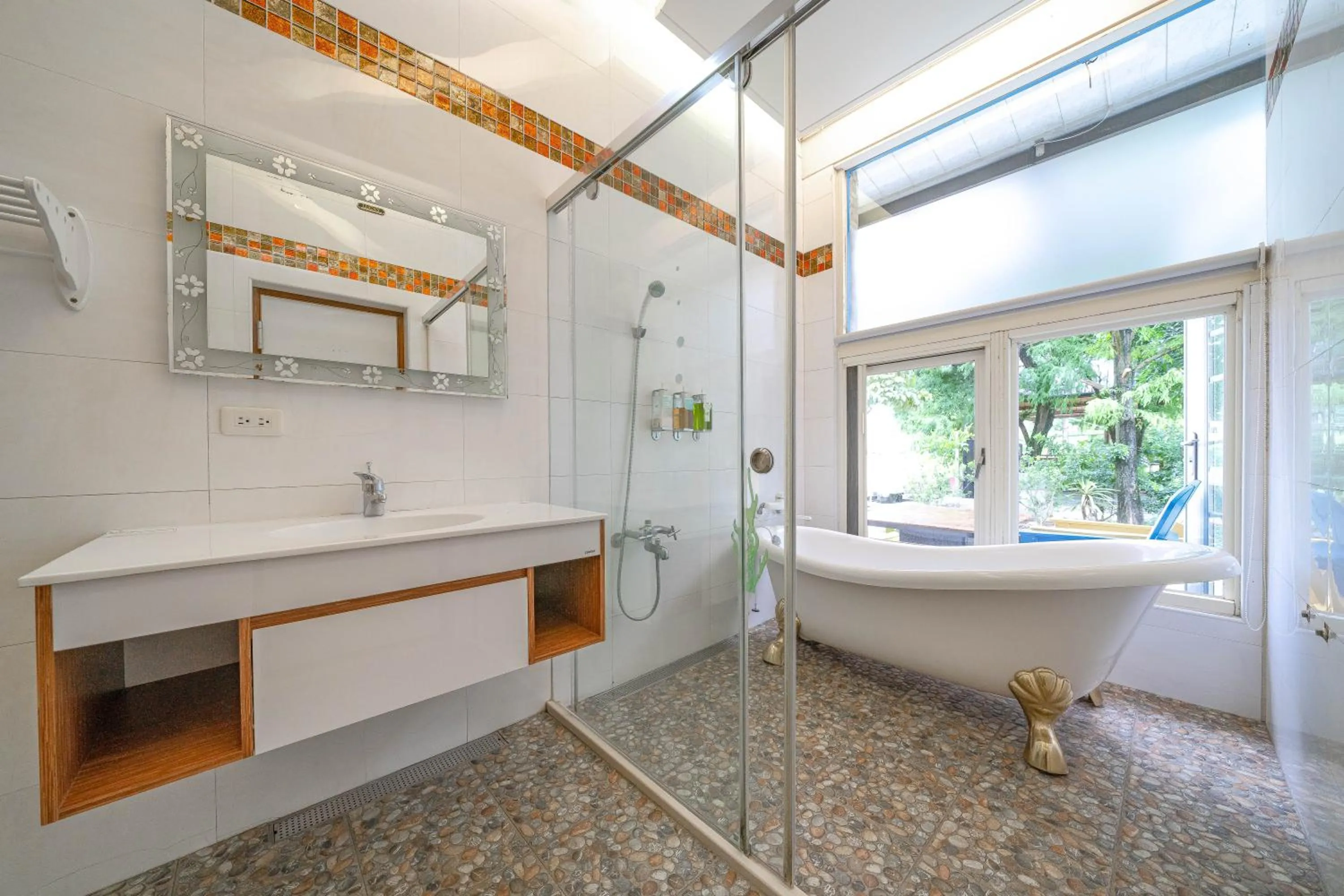 Deluxe Quadruple Room in Rainbow Garden B&B