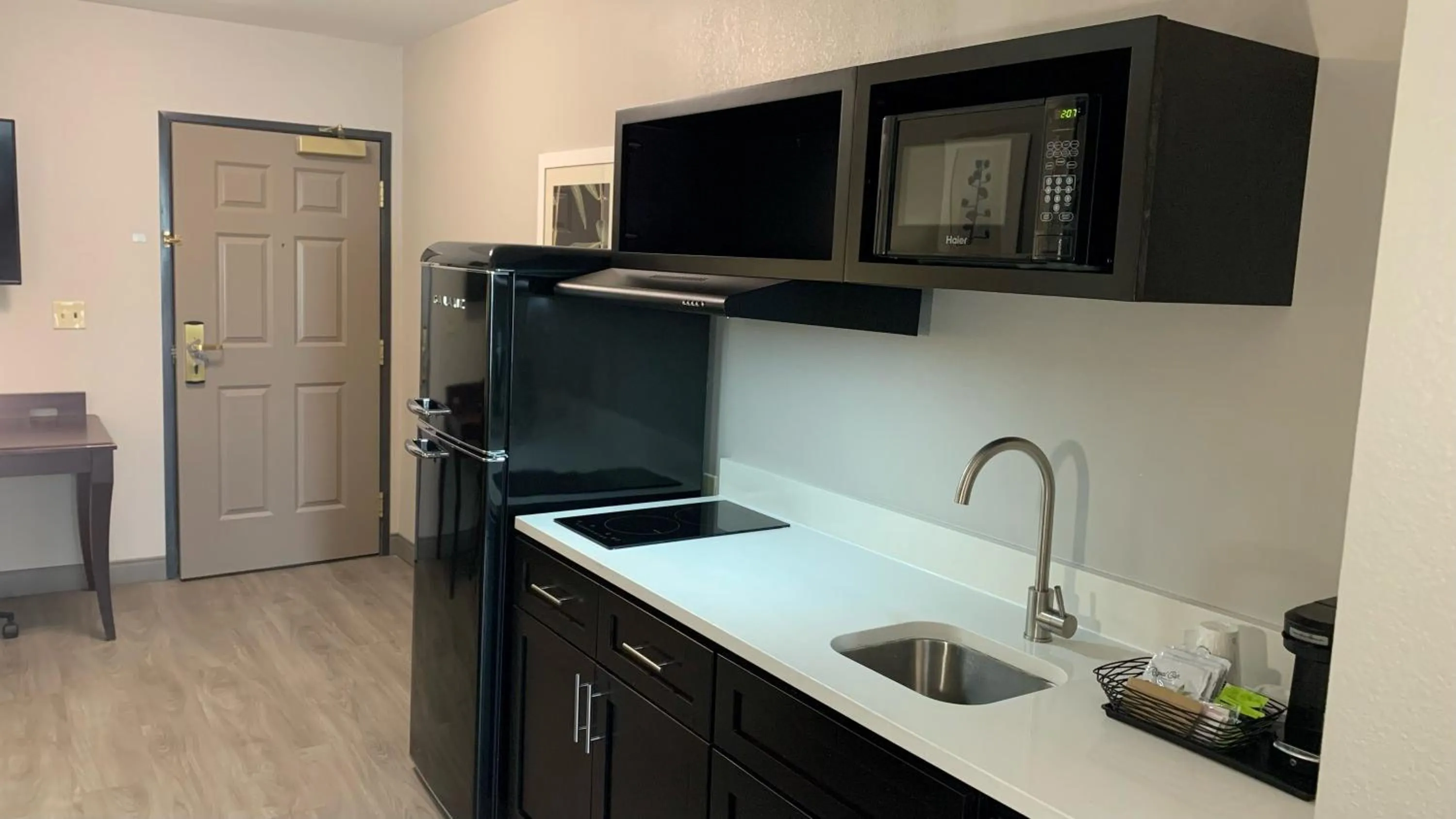 One-Bedroom Suite with King Bed - Kitchenette in Country Inn & Suites by Radisson, Tucson City Center AZ