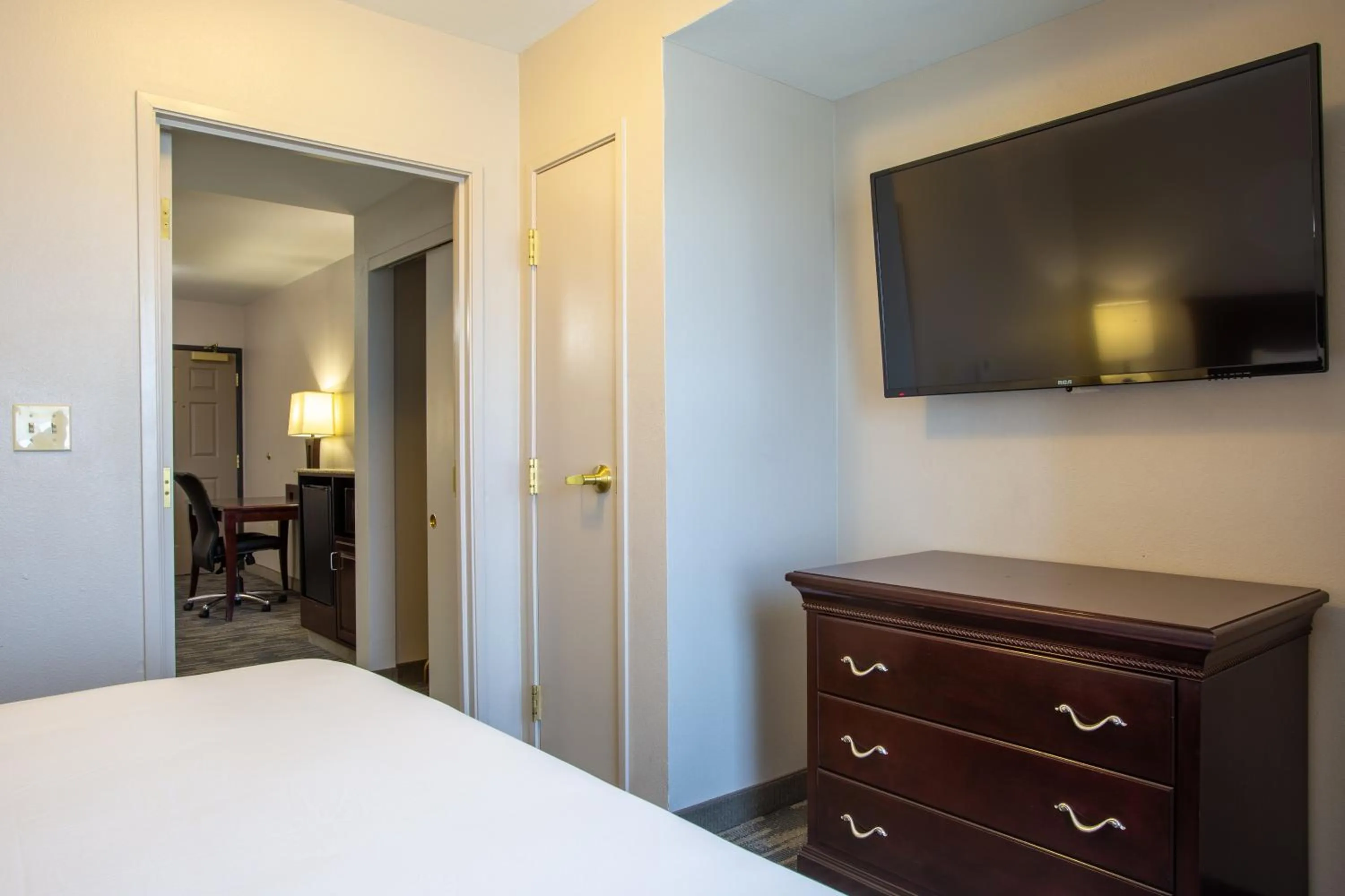 King Suite in Country Inn & Suites by Radisson, Tucson City Center AZ
