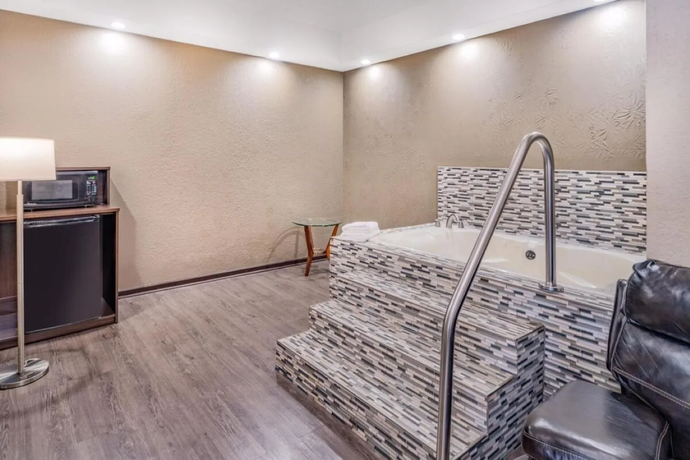 Deluxe King Suite - Smoking in Super 8 by Wyndham Columbia