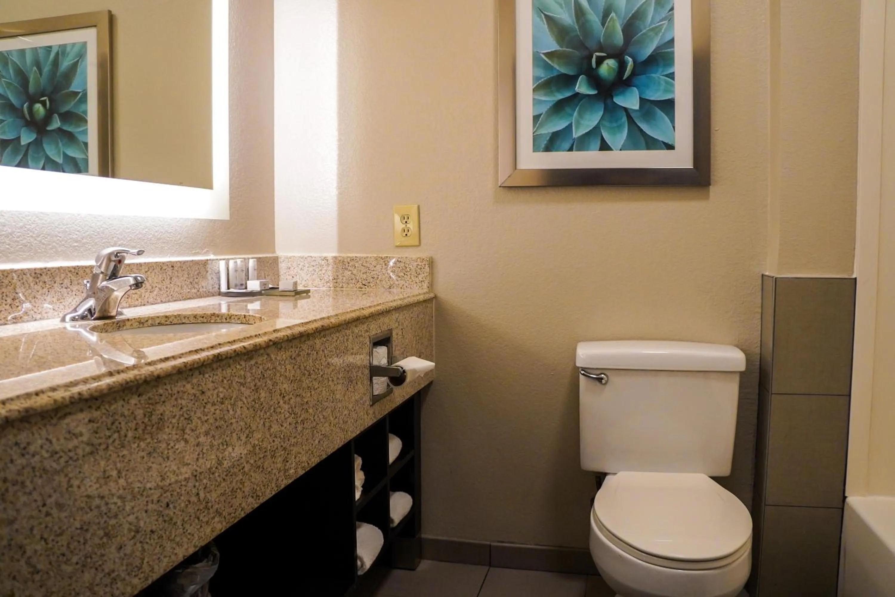 Deluxe Queen Room with Two Queen Beds in La Quinta by Wyndham Phoenix I-10 West