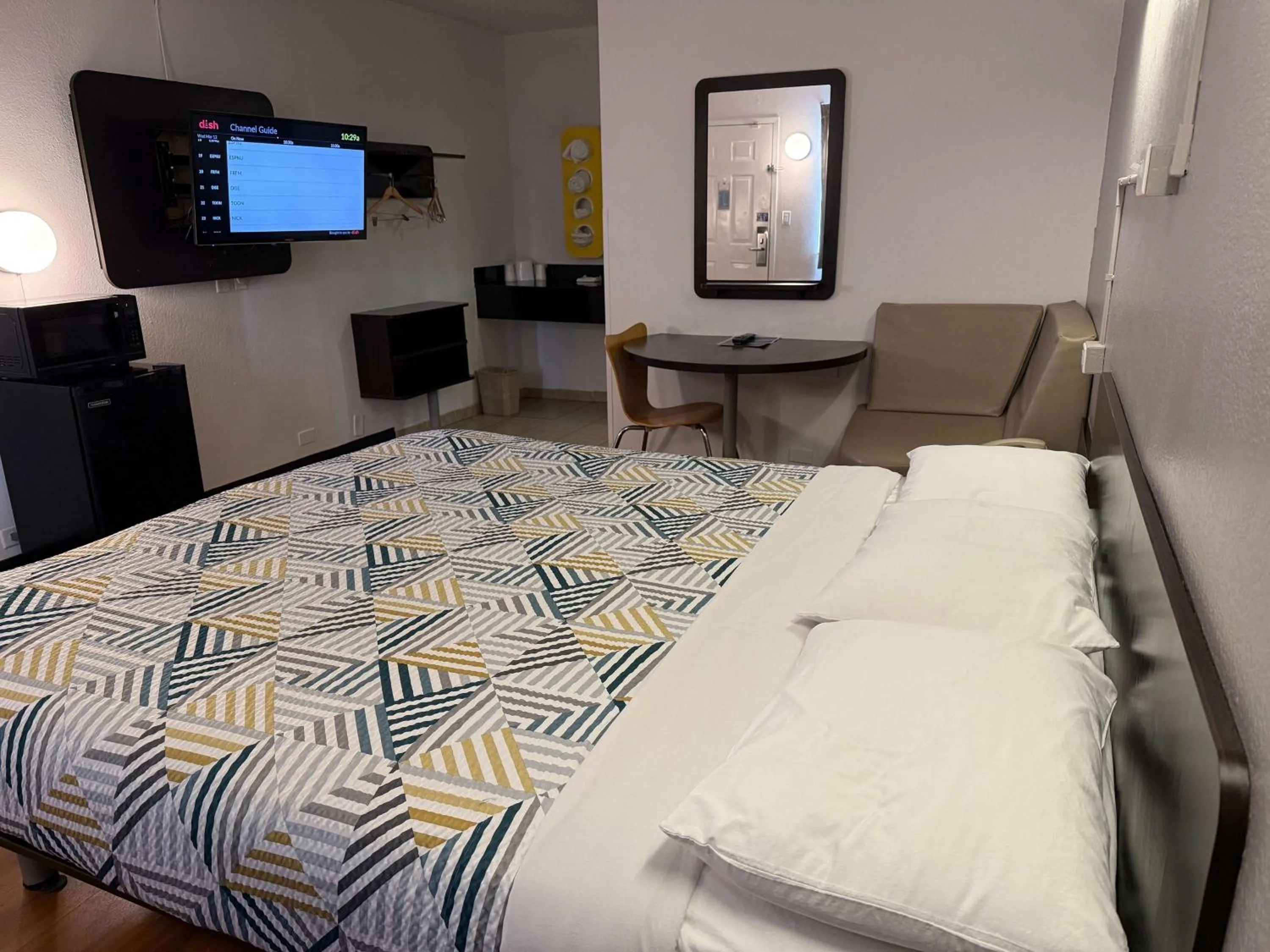 King Room with Roll-in Shower - single occupancy - Disability Access - Non-Smoking in Motel 6-Joliet, IL - I-80