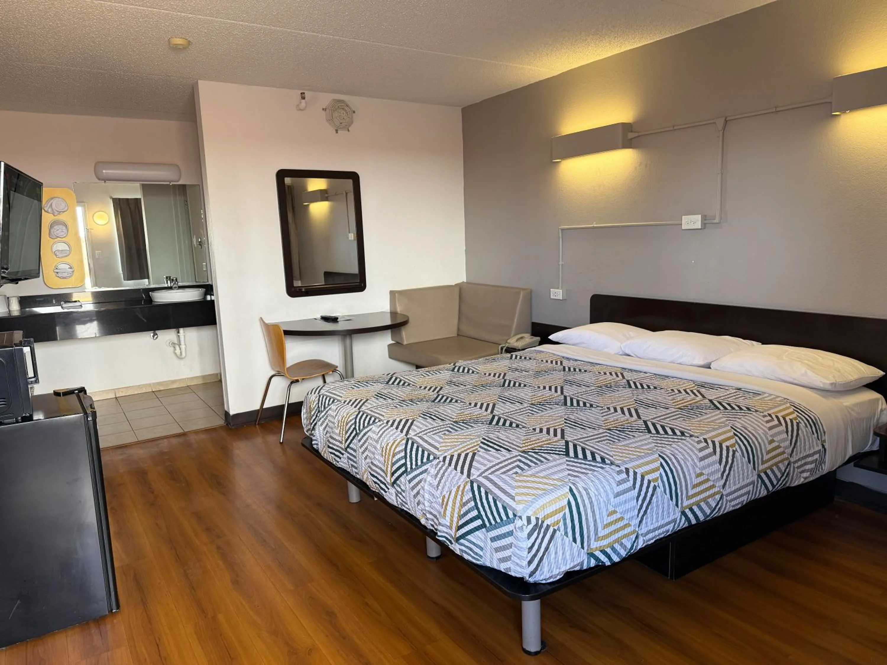 King Room - single occupancy - Non-Smoking in Motel 6-Joliet, IL - I-80