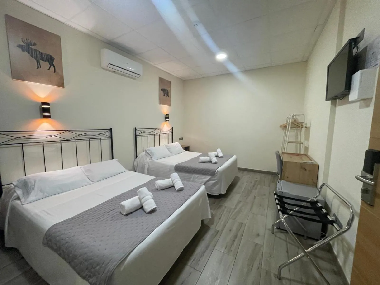 Quadruple Room with Private Bathroom in Hostal Balmes Centro