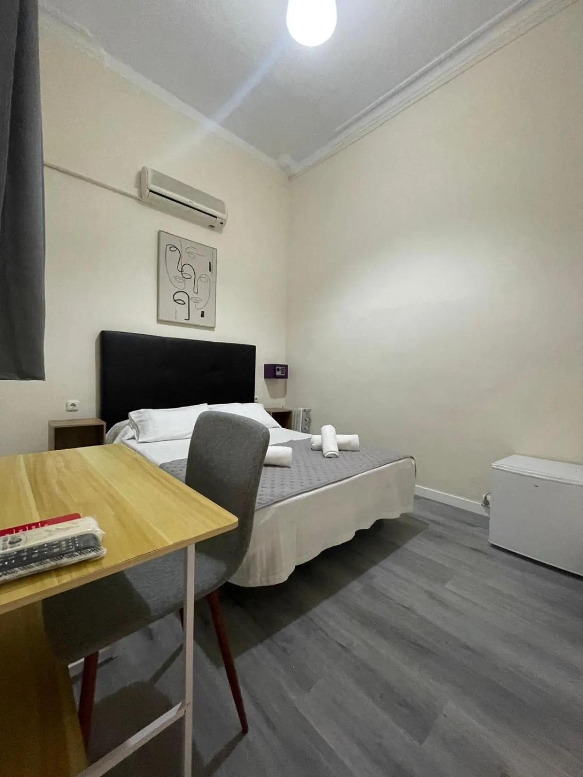 Standard Double Room with Shared Bathroom in Hostal Balmes Centro