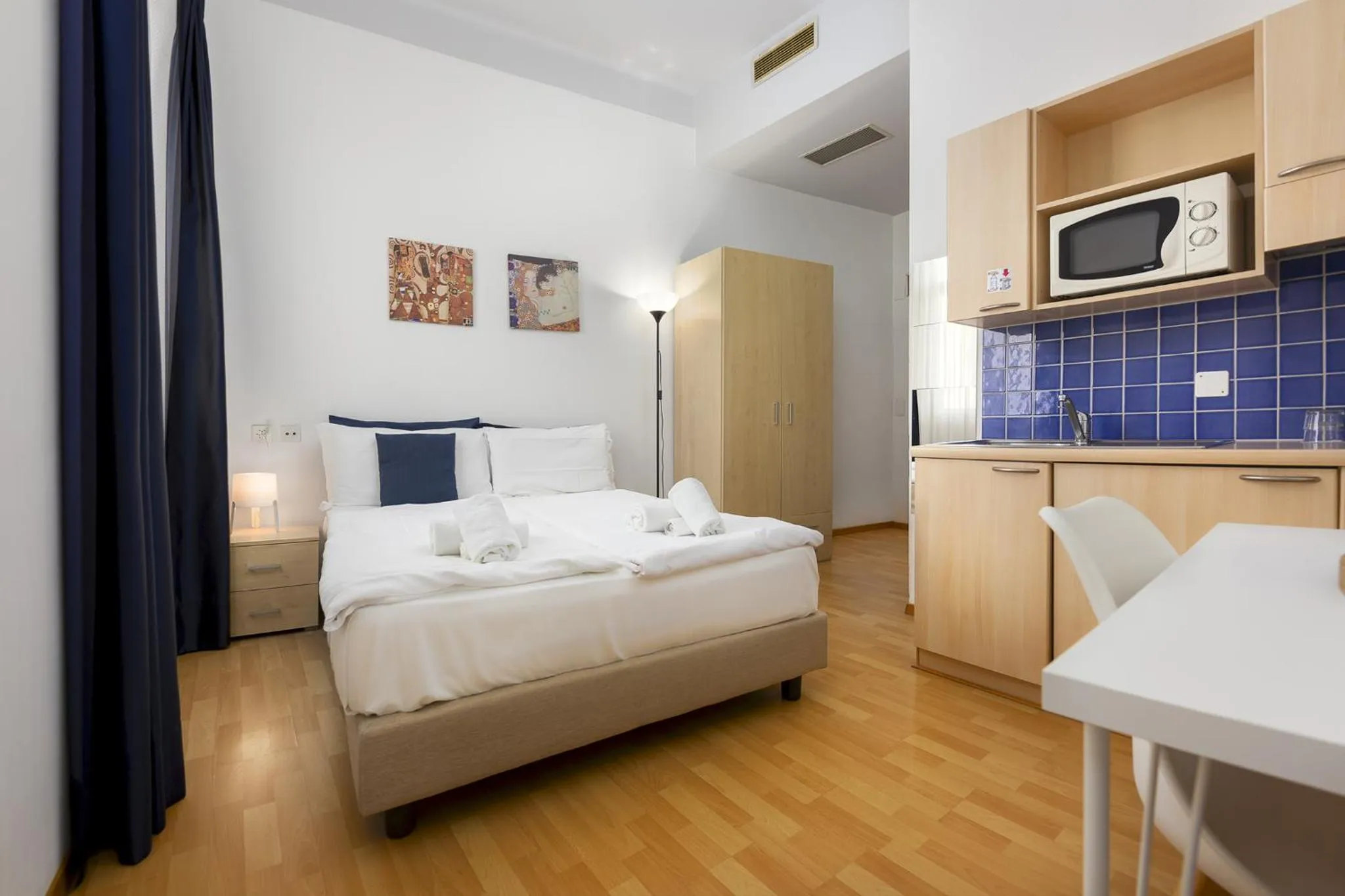 Queen Room in GuestHouse Lugano Center by LR