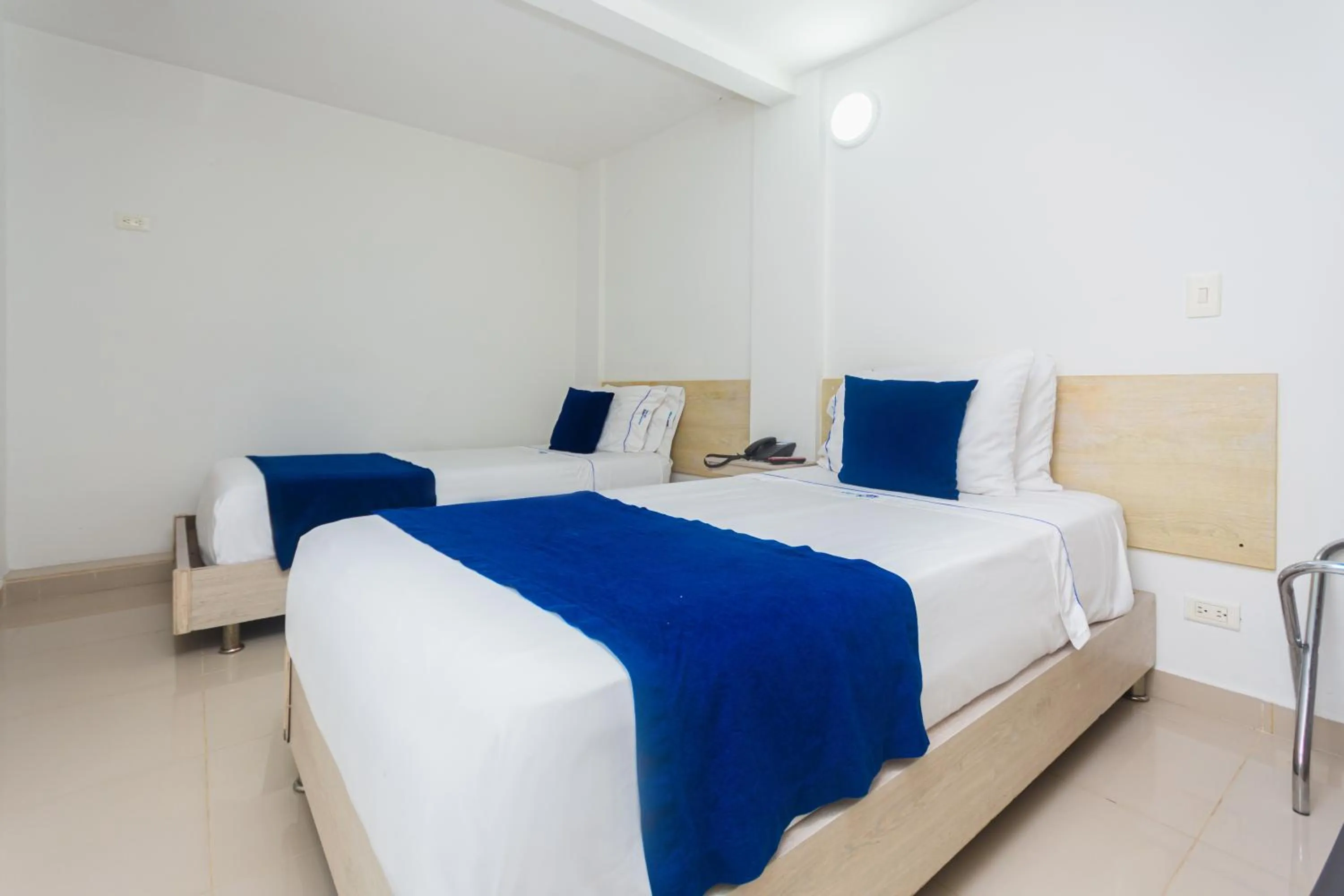 Economy Twin Room in Hotel Suite del Parque