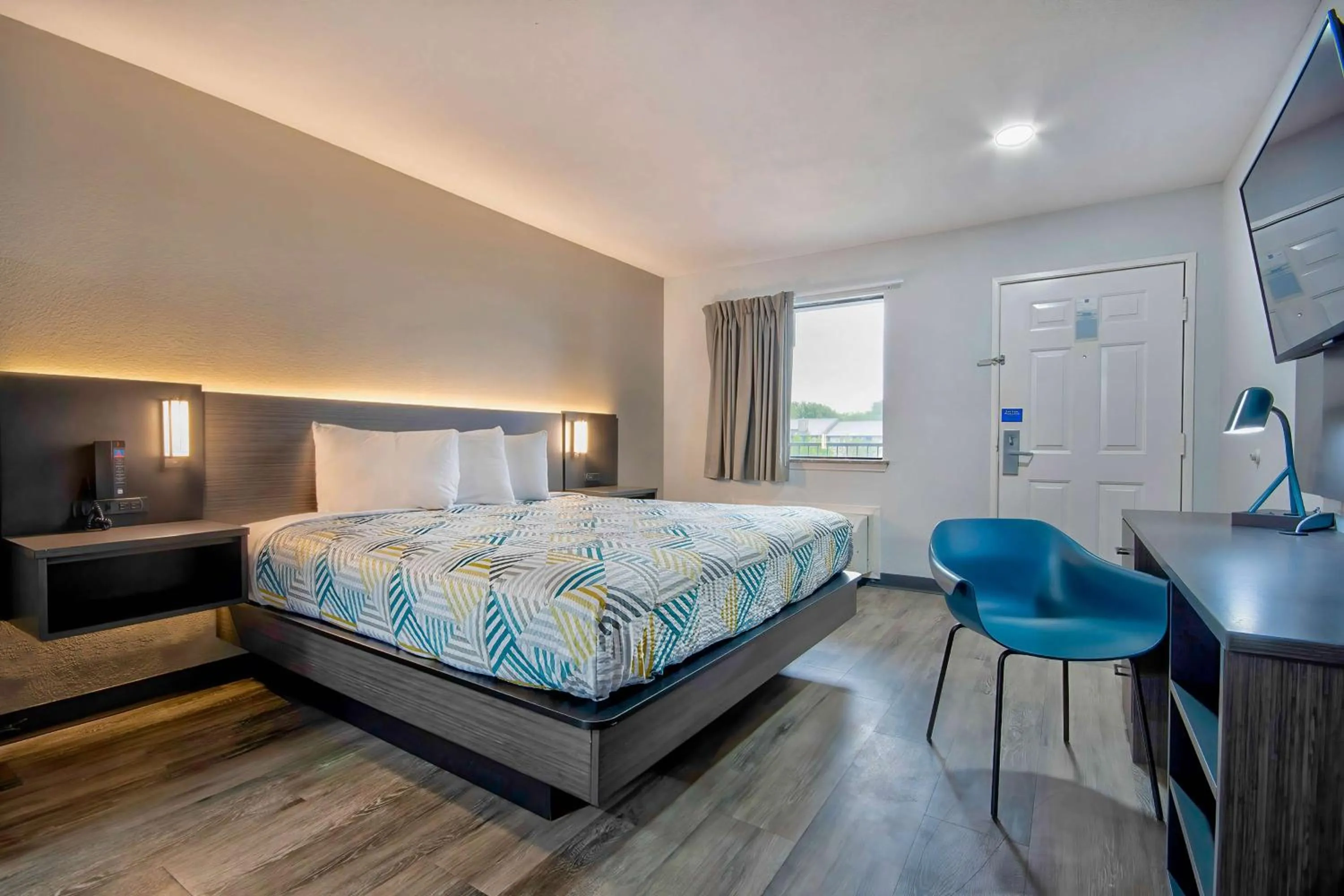 King Room with Roll-in Shower - Disability Access - Non-Smoking in Studio 6 - Texas City, TX