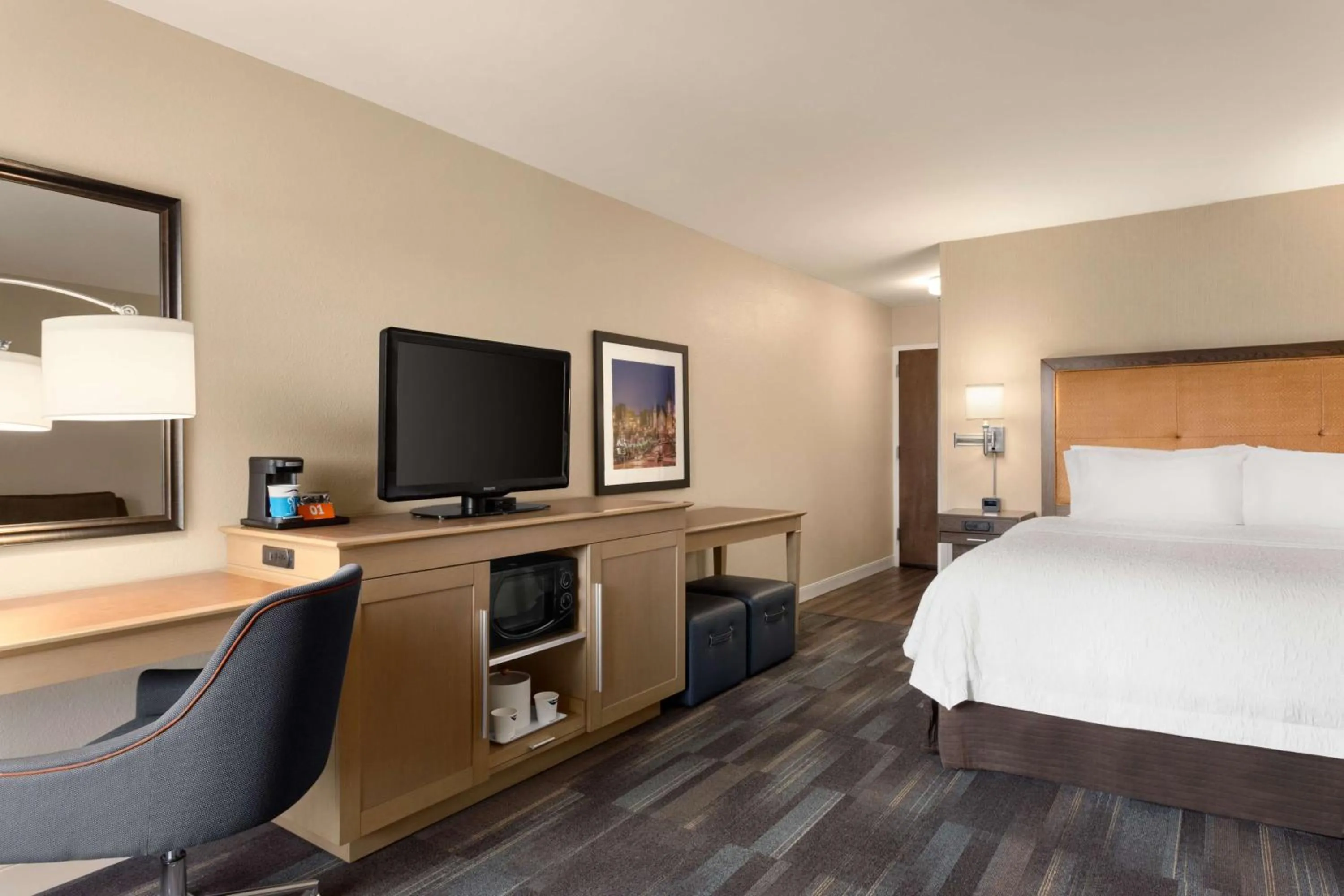 Deluxe King Room with Roll-In Shower- Non-Smoking in Hampton Inn by Hilton Fort Smith