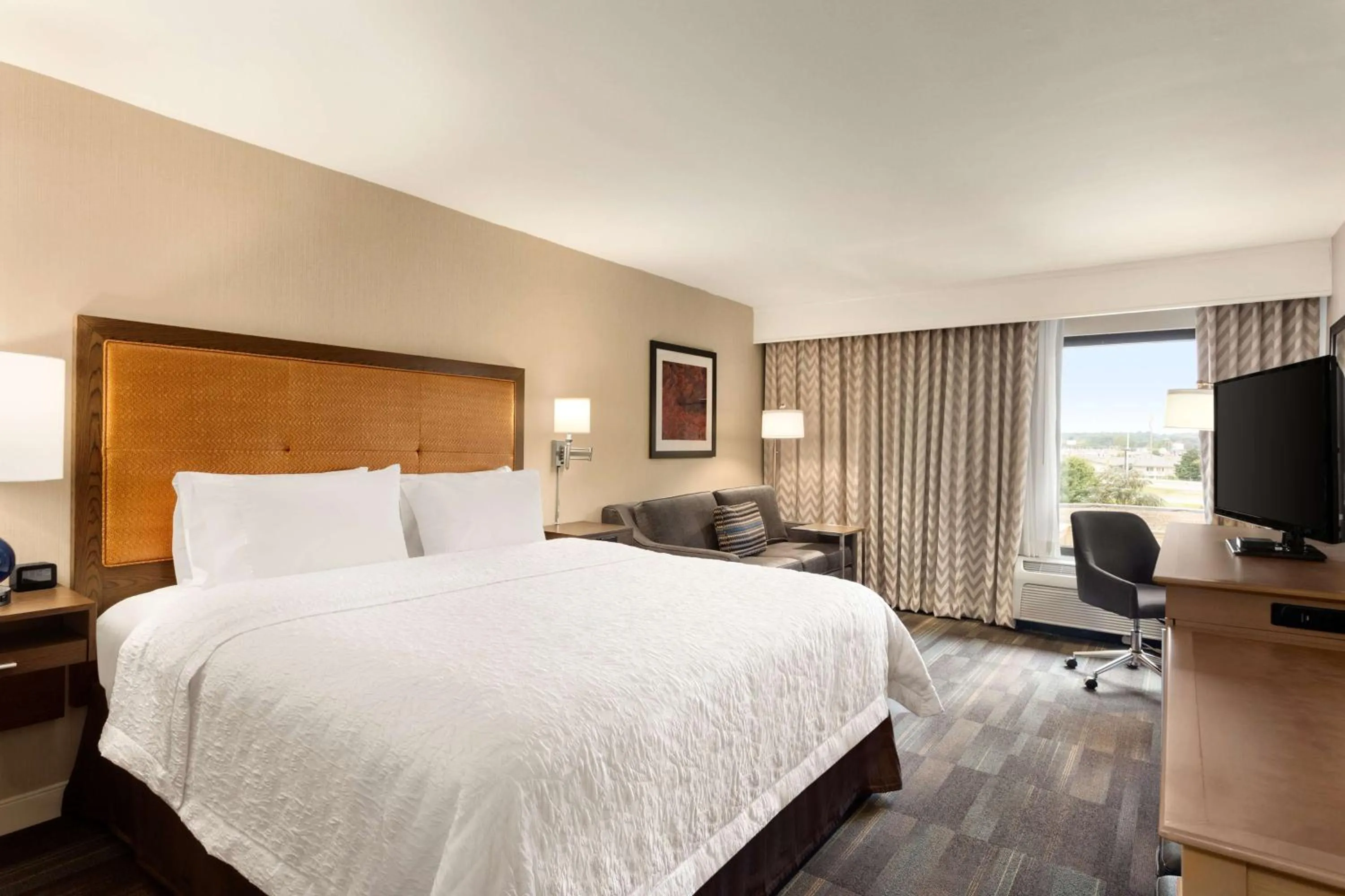 King Room with Sofa Bed and Study - Non-Smoking in Hampton Inn by Hilton Fort Smith