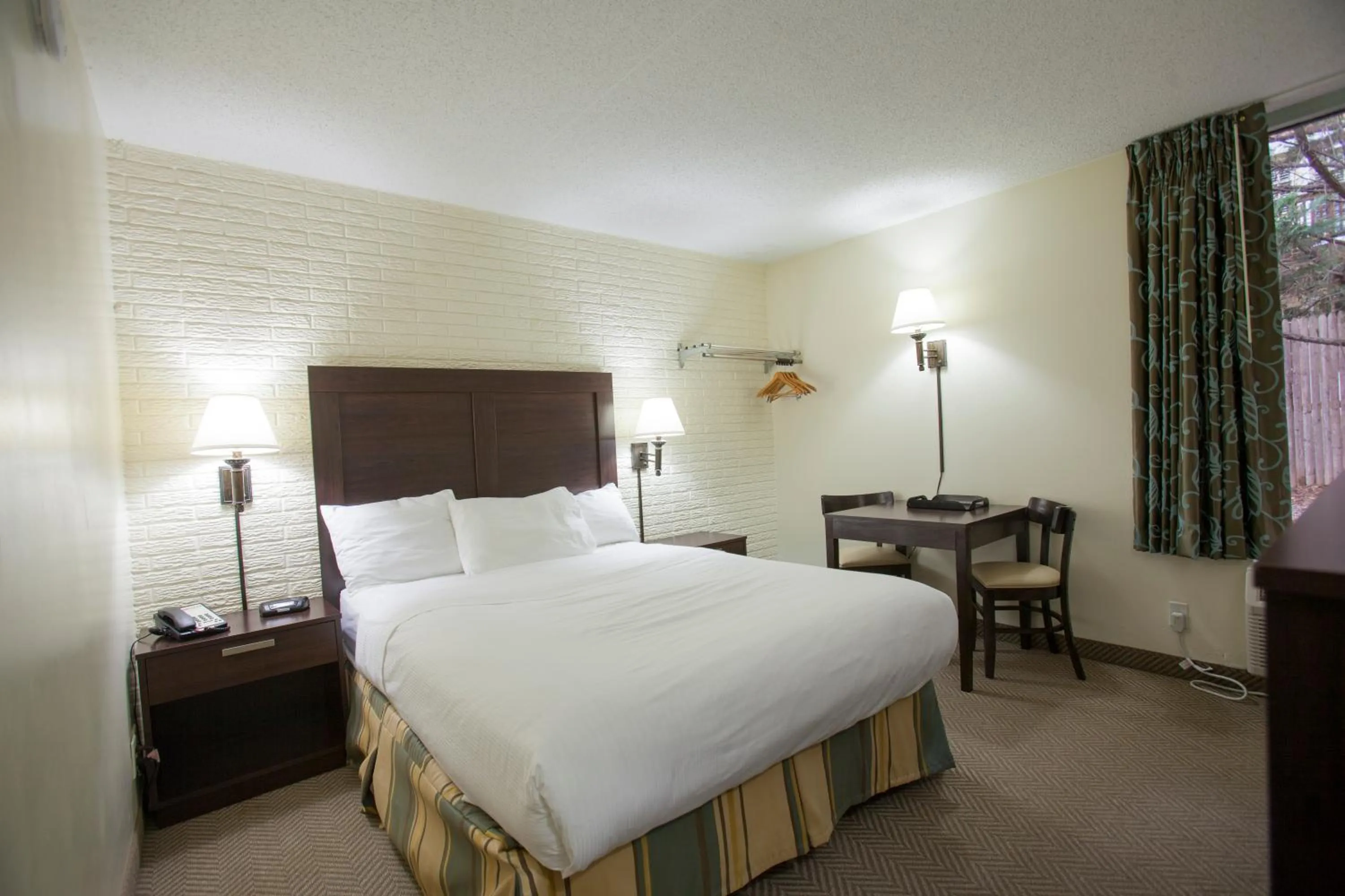 Queen Room - Non-Smoking in Inns of Virginia Arlington