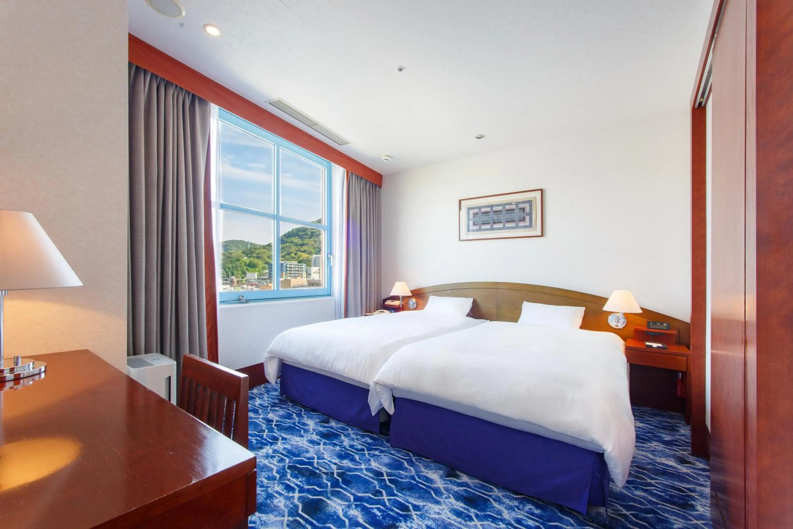 Shark Eye Deluxe Twin with City View in Premier Hotel Mojiko