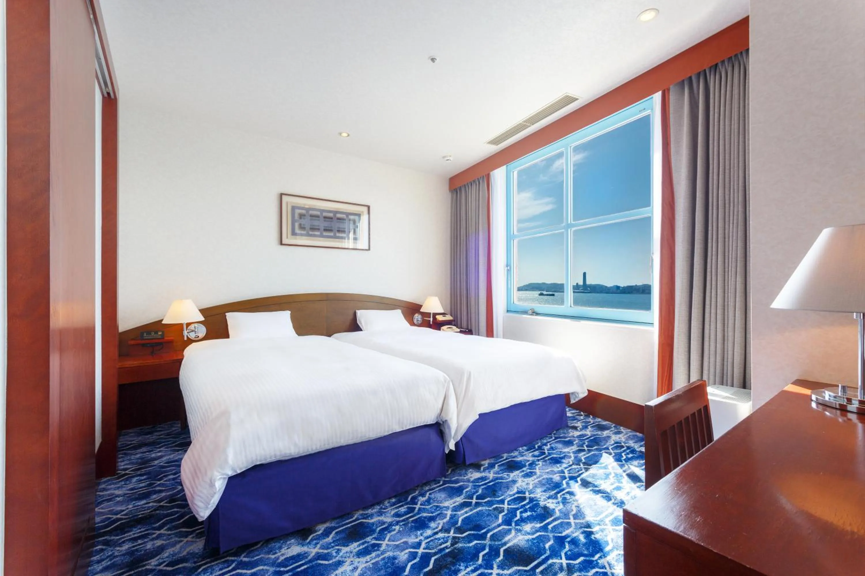 Shark Eye Deluxe Twin with Ocean View in Premier Hotel Mojiko