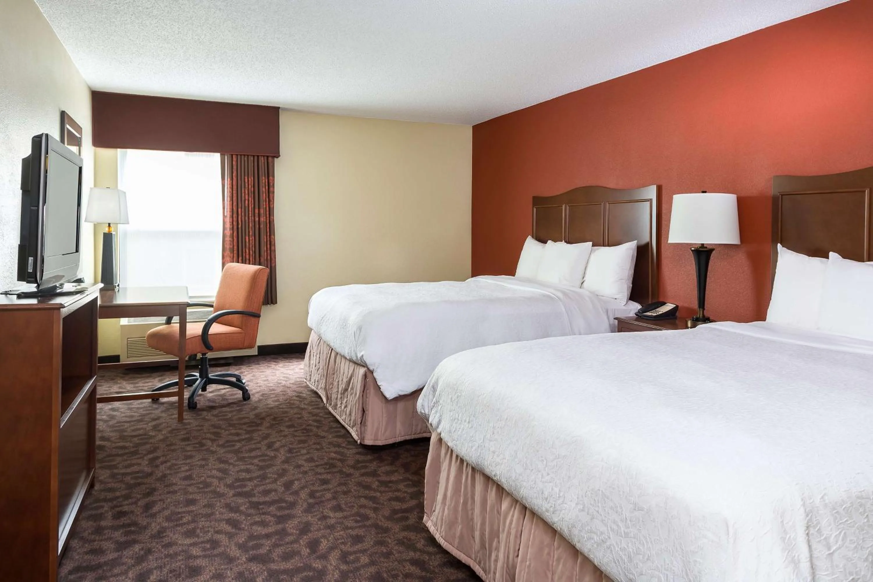Queen Room with Two Queen Beds - Hearing Access/Non-Smoking in Hampton Inn Mansfield/Ontario