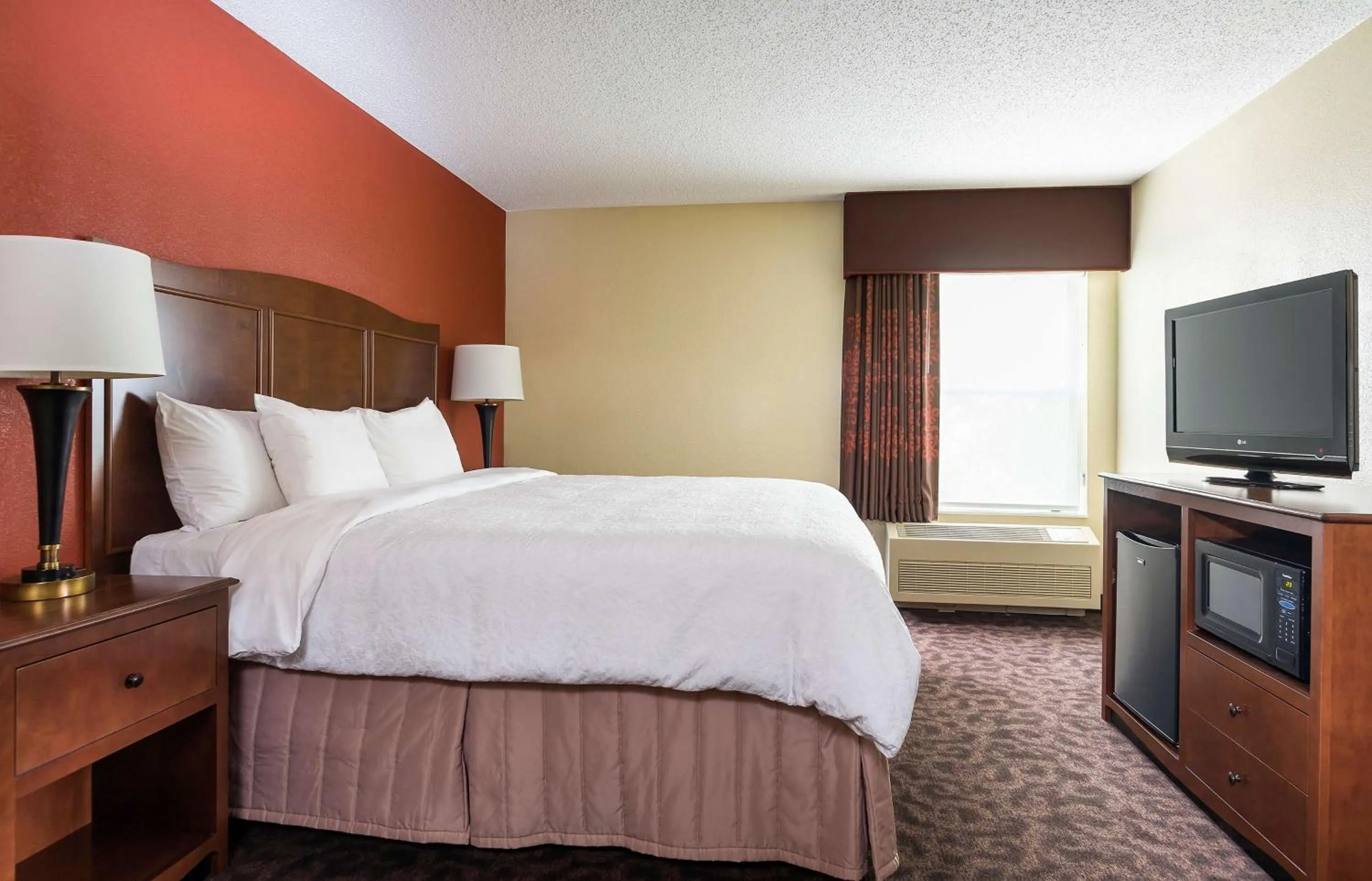 Queen Room - Non-Smoking in Hampton Inn Mansfield/Ontario