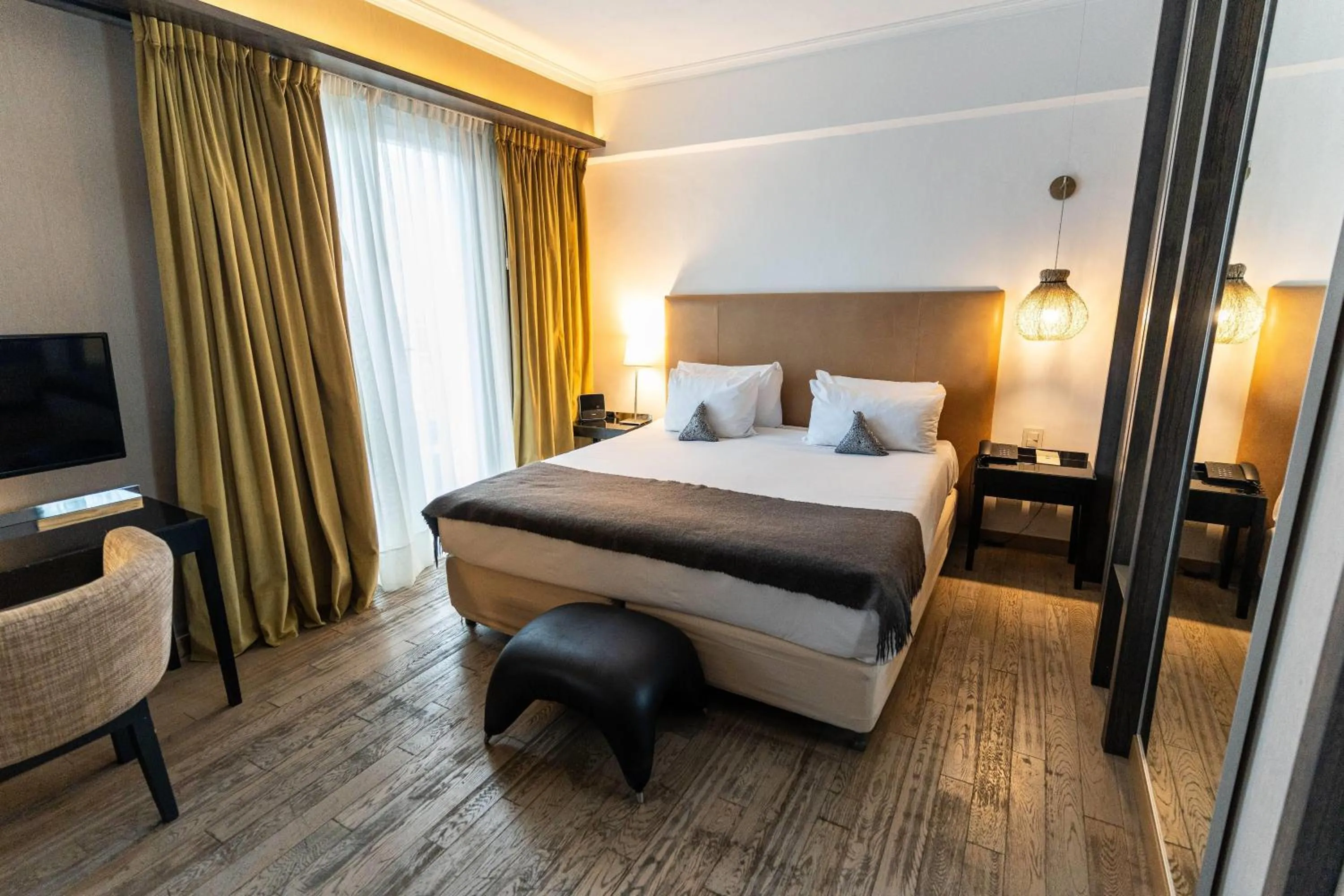 Suite with King Bed and Street View - Non Smoking in Esplendor Plaza Francia