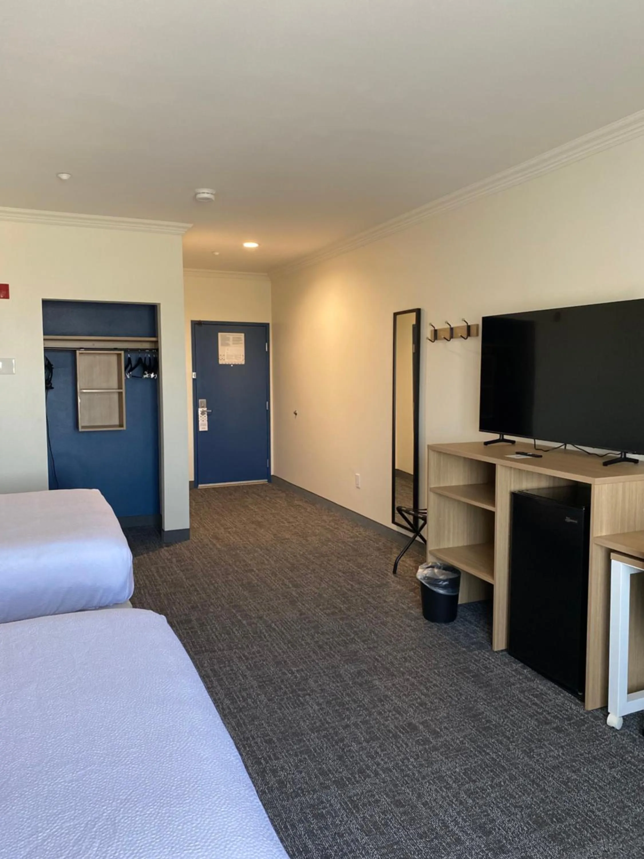 Queen Room with Two Queen Beds and Roll-In Shower - Mobility Access in Spark by Hilton Yucca Valley Joshua Tree