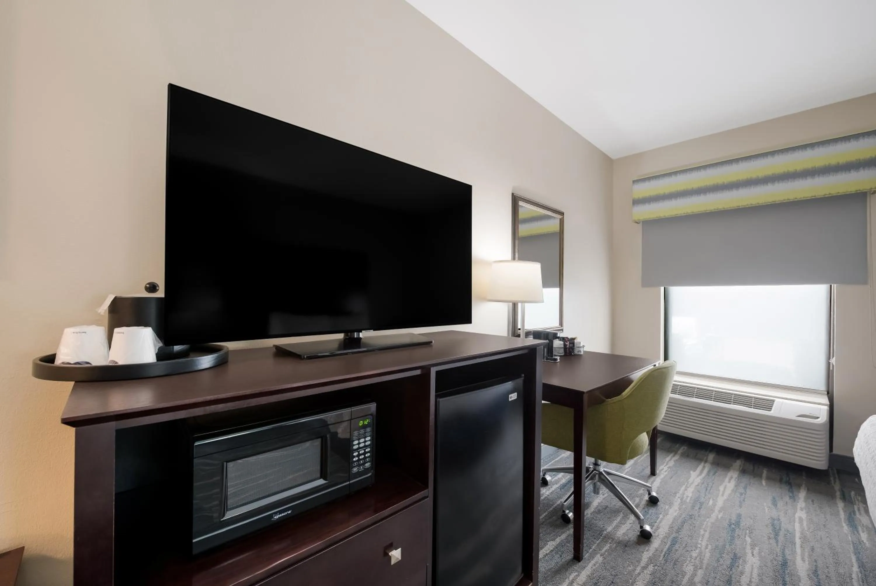 Executive King Room with Sofa Bed - Non-Smoking in Hampton Inn Marshall