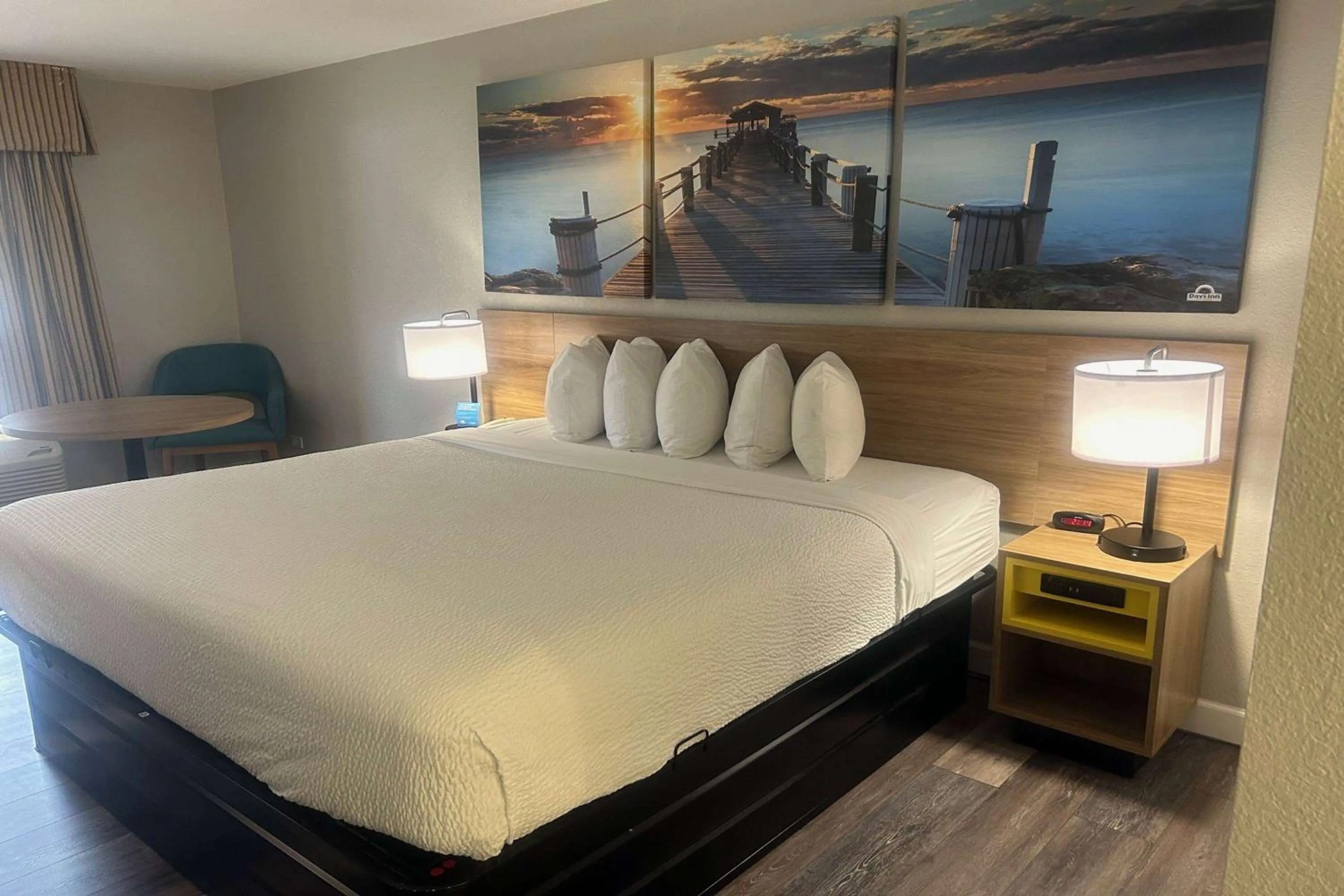 King Room  with Roll In Shower and Grab Bars - Mobility/Hearing Impaired/Non-Smoking in Days Inn by Wyndham Port Charlotte Town Center