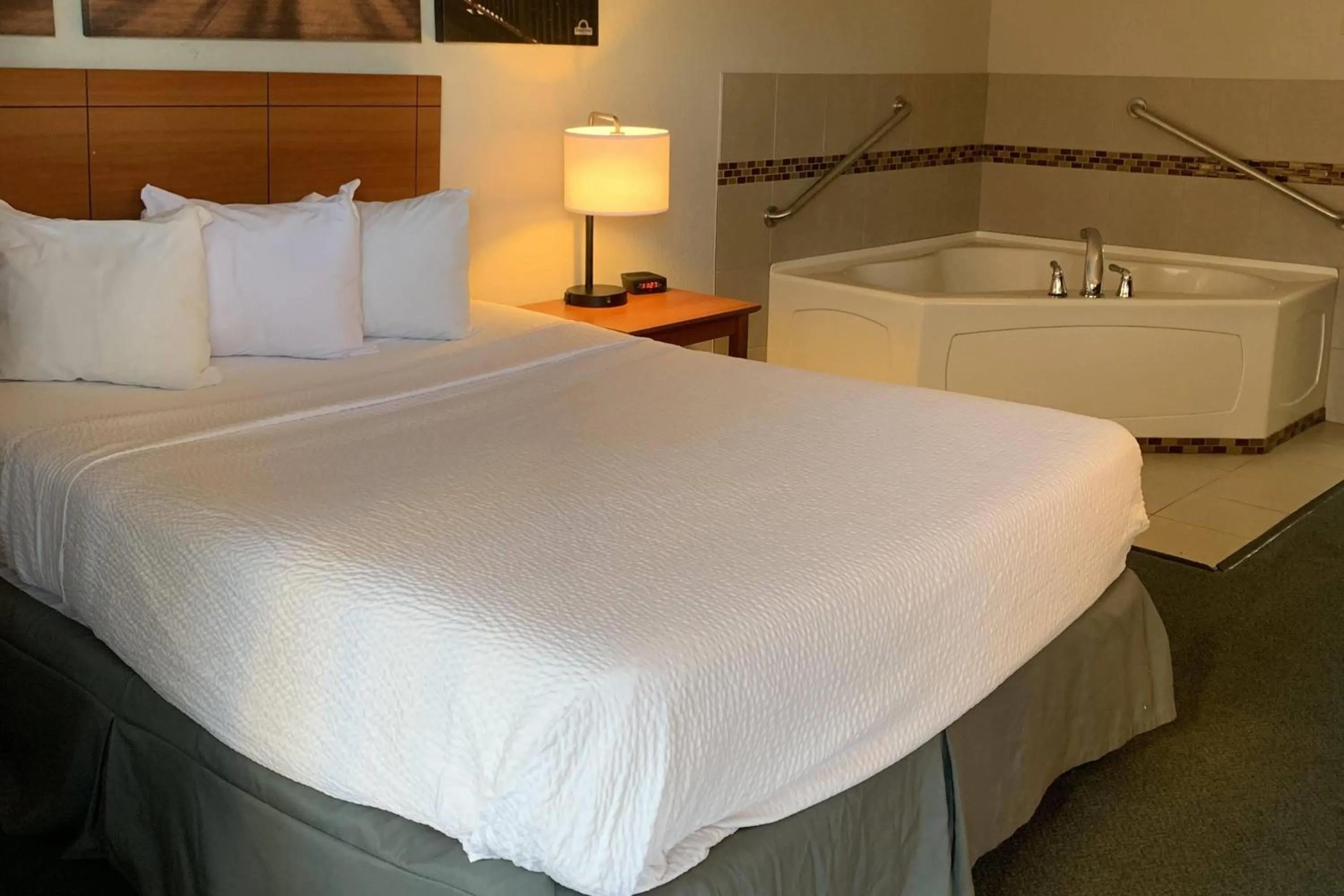Deluxe Queen Room -  Non-Smoking in Days Inn by Wyndham Louisville Airport Fair and Expo Center