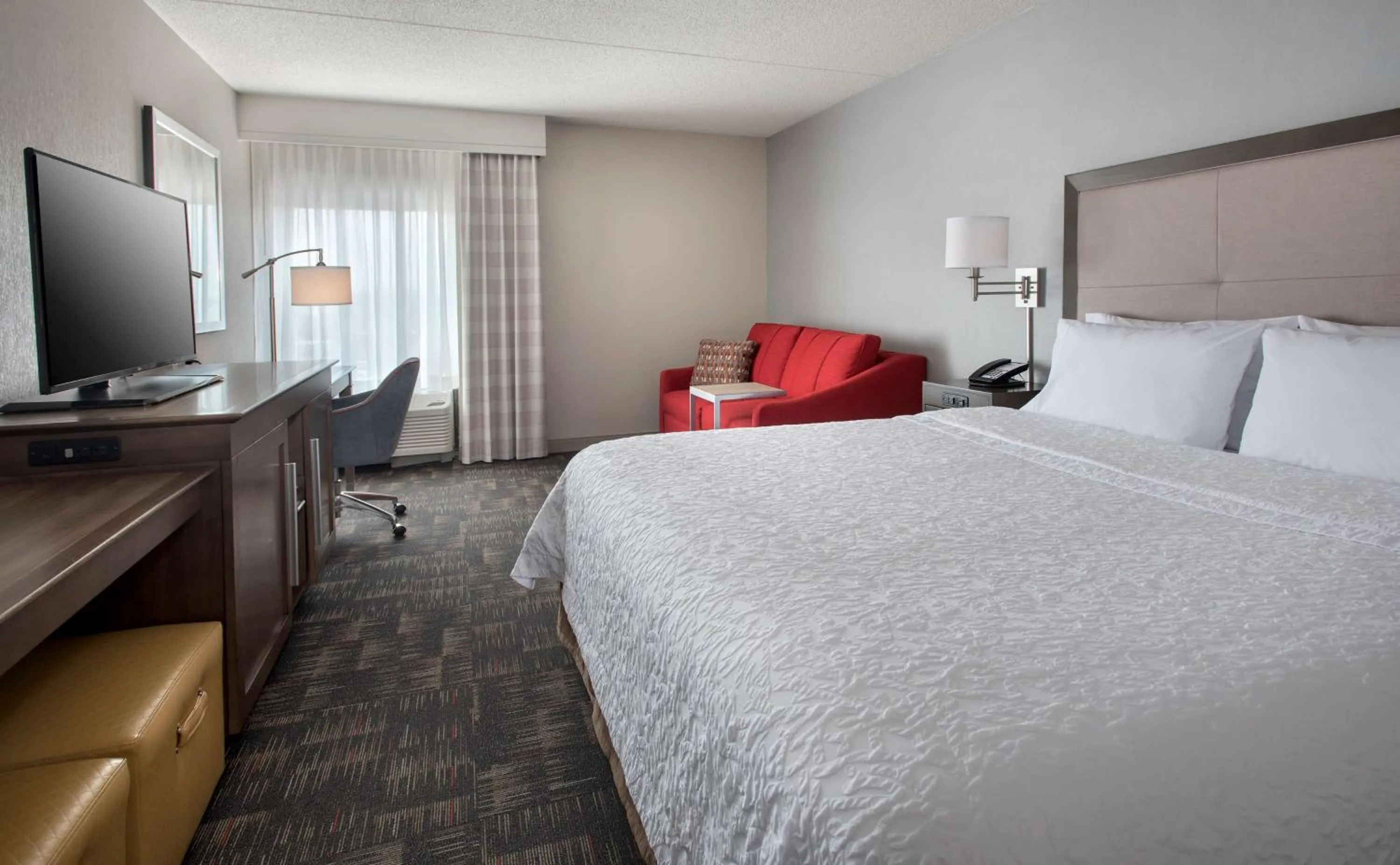 King Room with Roll-In Shower - Mobility Access/Non-Smoking in Hampton Inn Boston Logan Airport