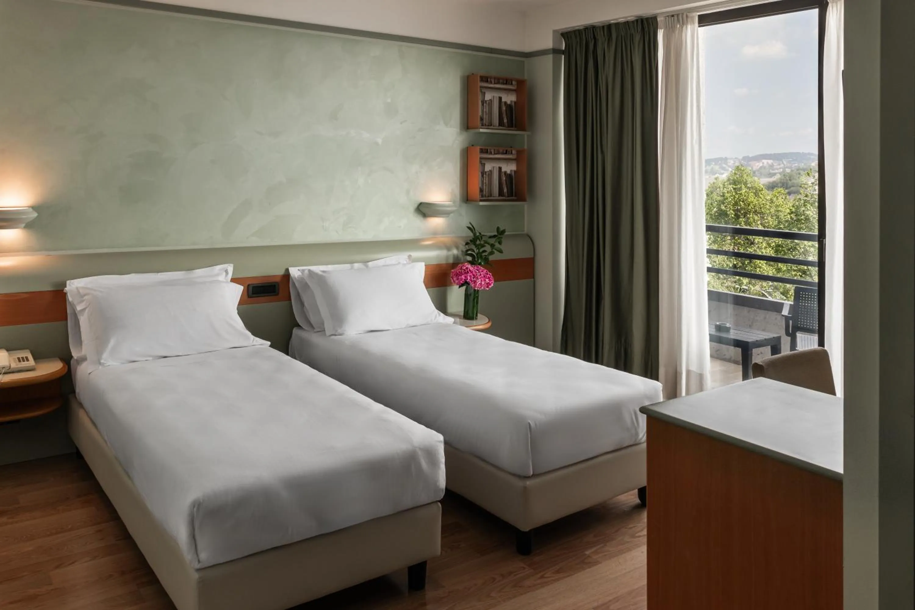 Twin Room with Private Bathroom in Hotel Leonardo da Vinci