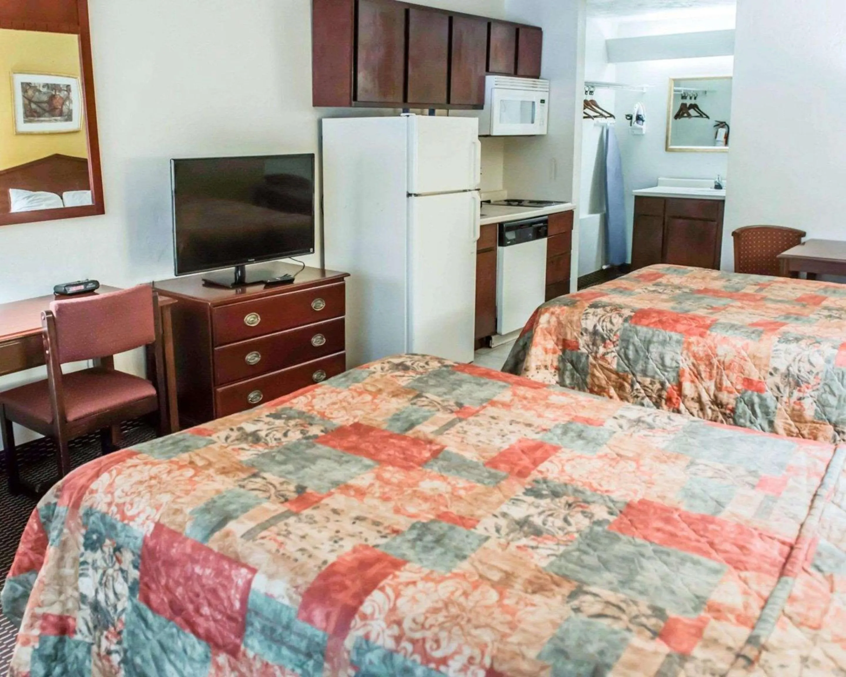 Efficiency Double Room with Two Double Beds - Smoking in Suburban Studios Tallahassee near University