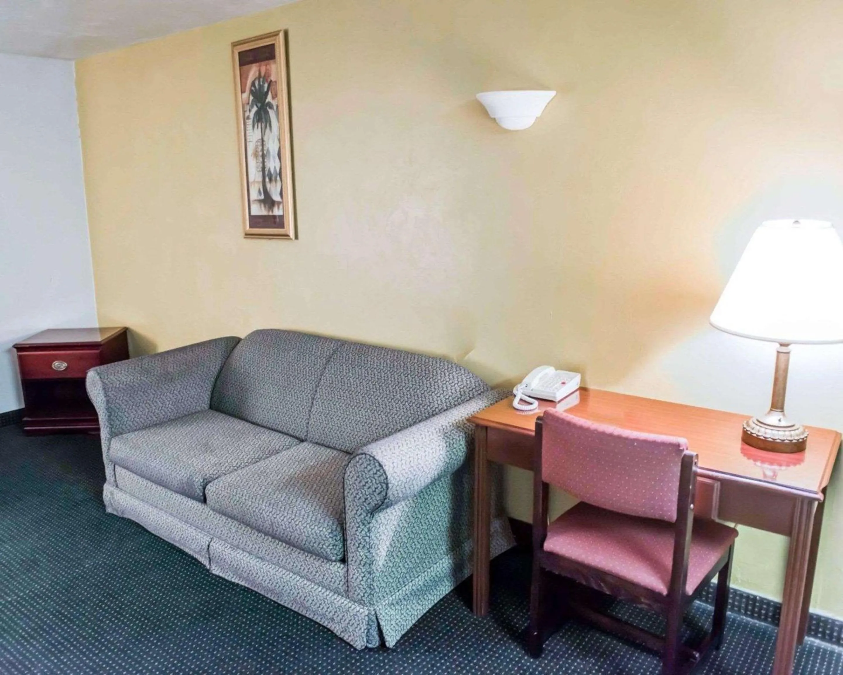 Efficiency Queen Room - Non-Smoking in Suburban Studios Tallahassee near University