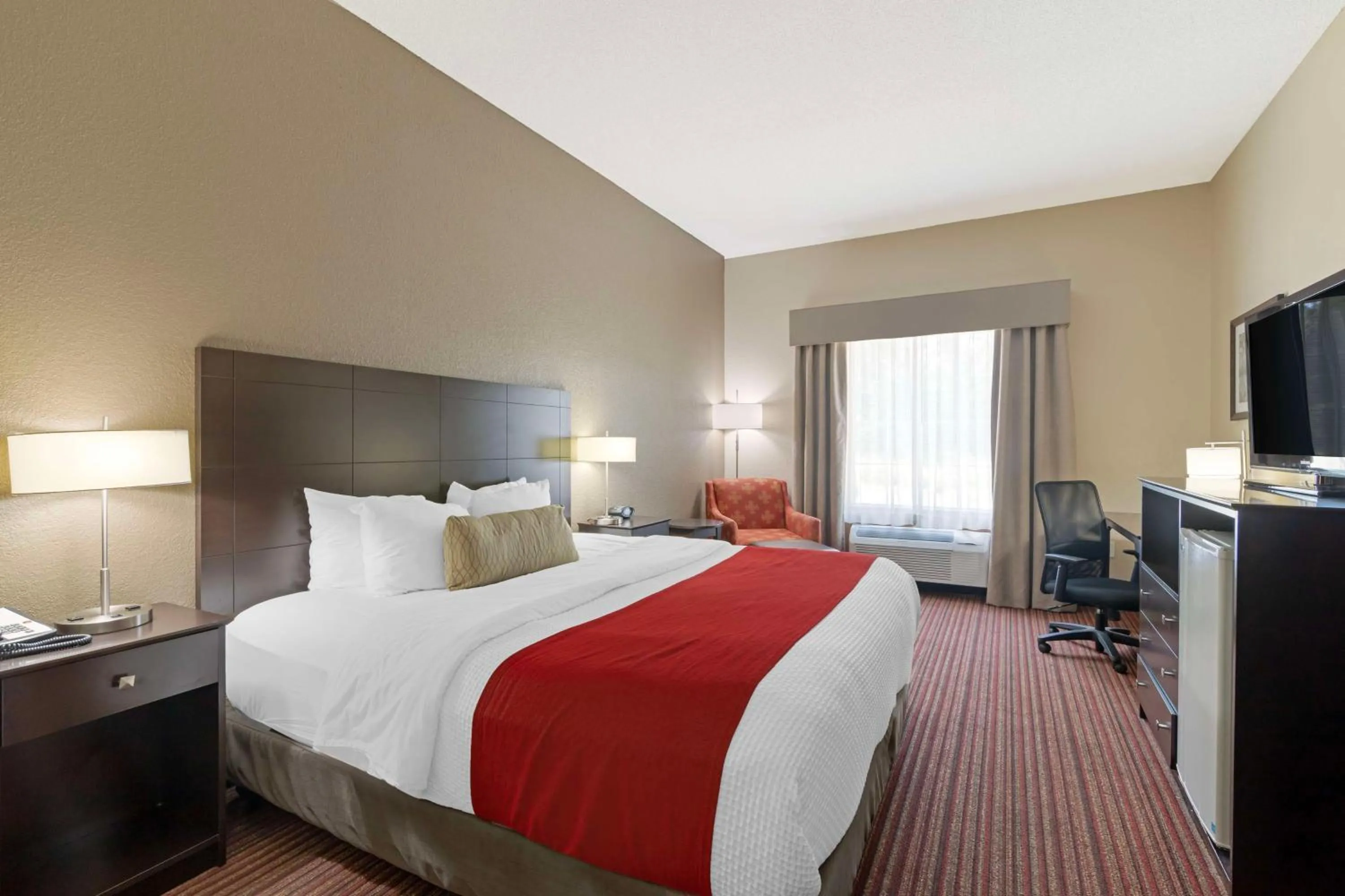 King Room with Roll-In Shower - Mobility Access in Best Western Plus Bradbury Inn and Suites
