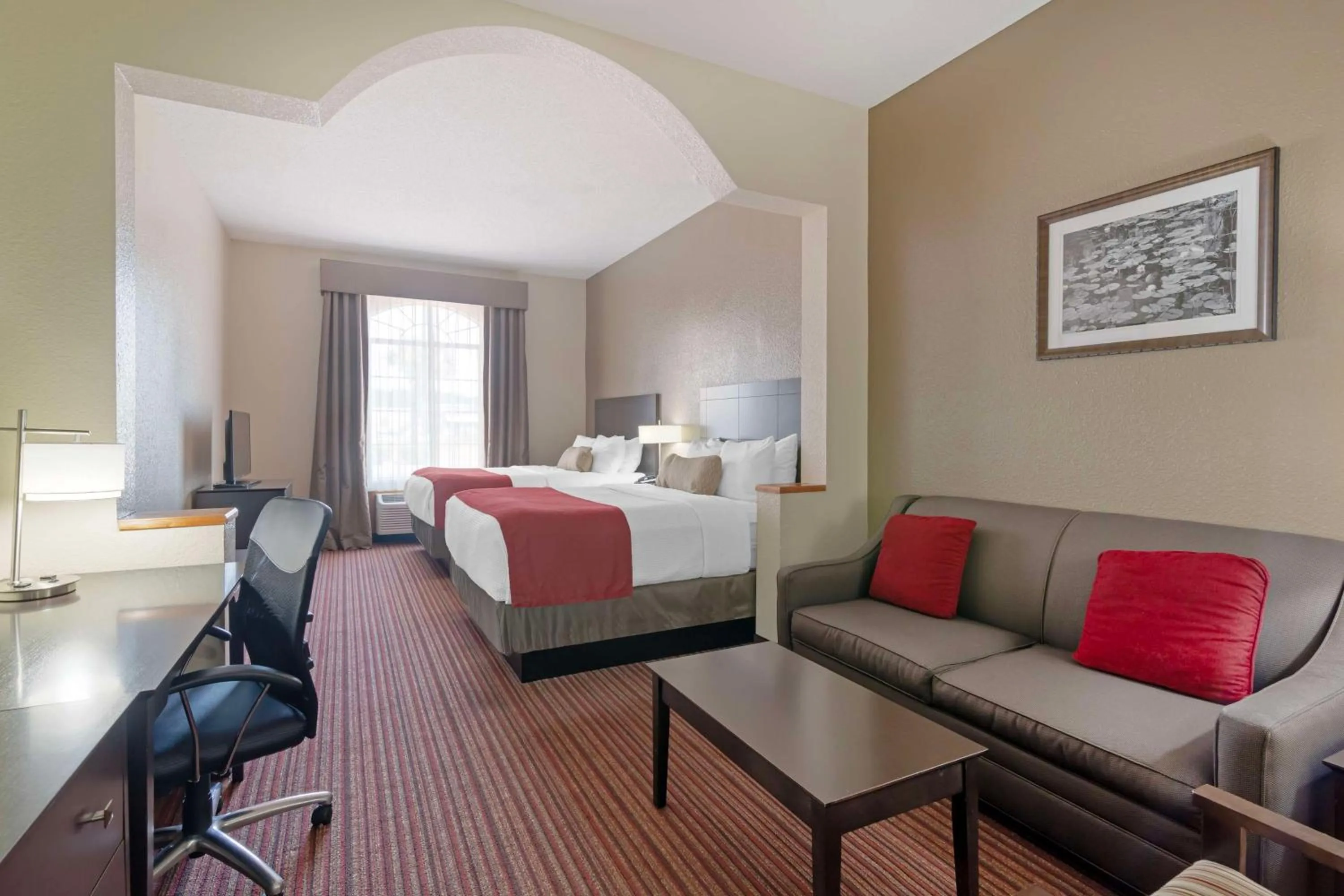 Queen Suite with Two Queen Beds and Sofa Bed in Best Western Plus Bradbury Inn and Suites