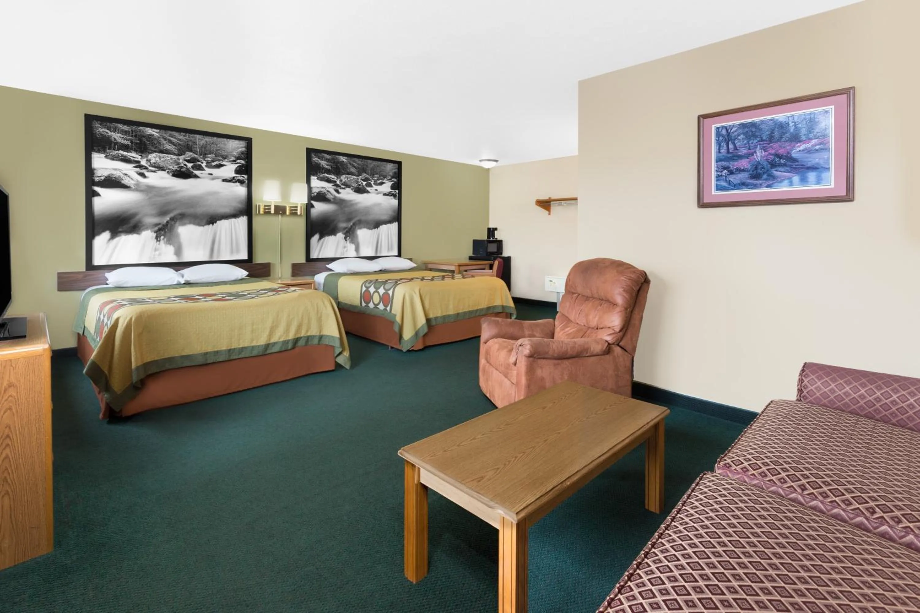 Queen Suite - Non-Smoking in Super 8 by Wyndham Antigo