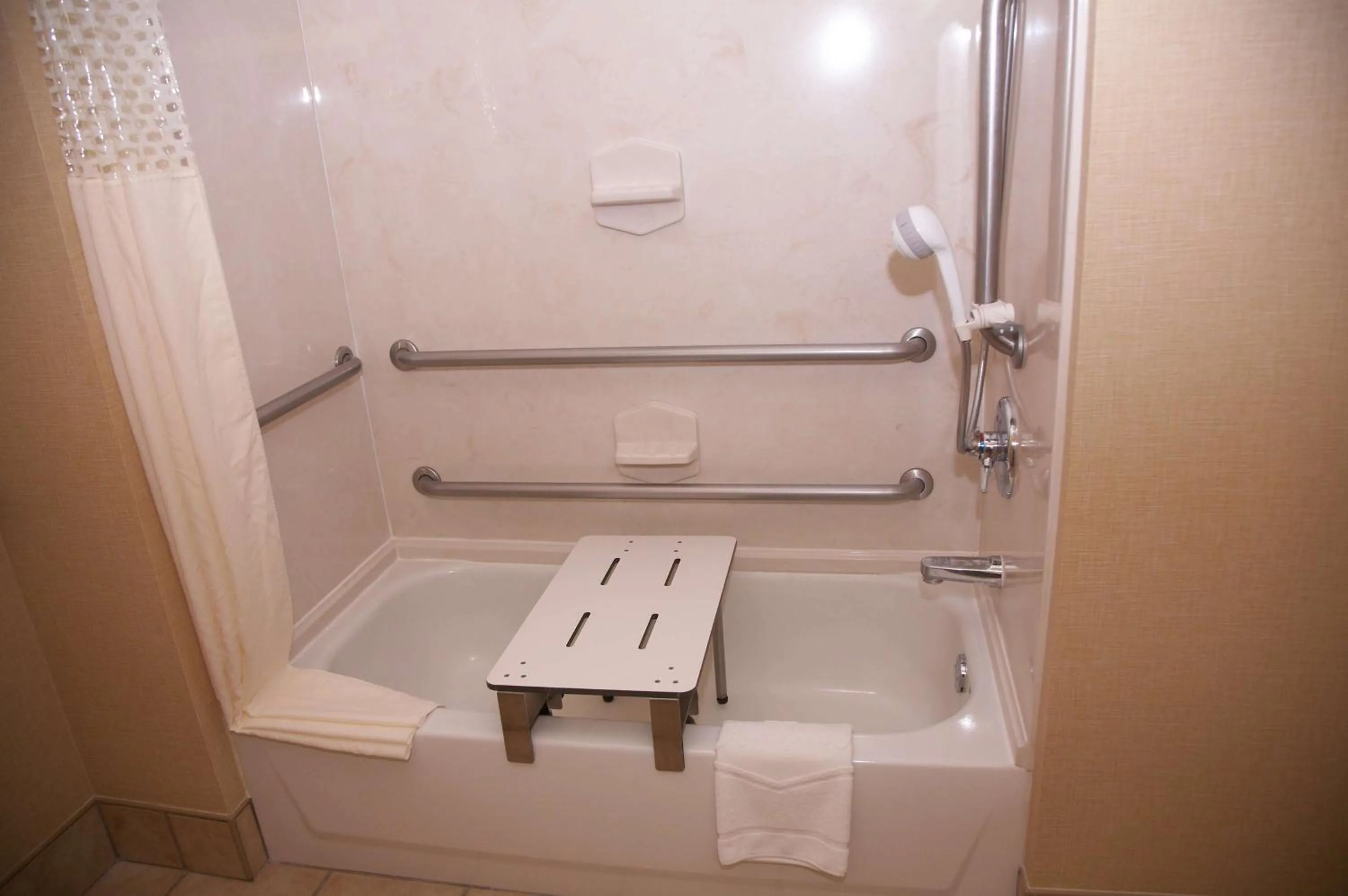 King Room with Accessible Tub - Mobility and Hearing Access/Non-Smoking in Hampton Inn & Suites Hobbs