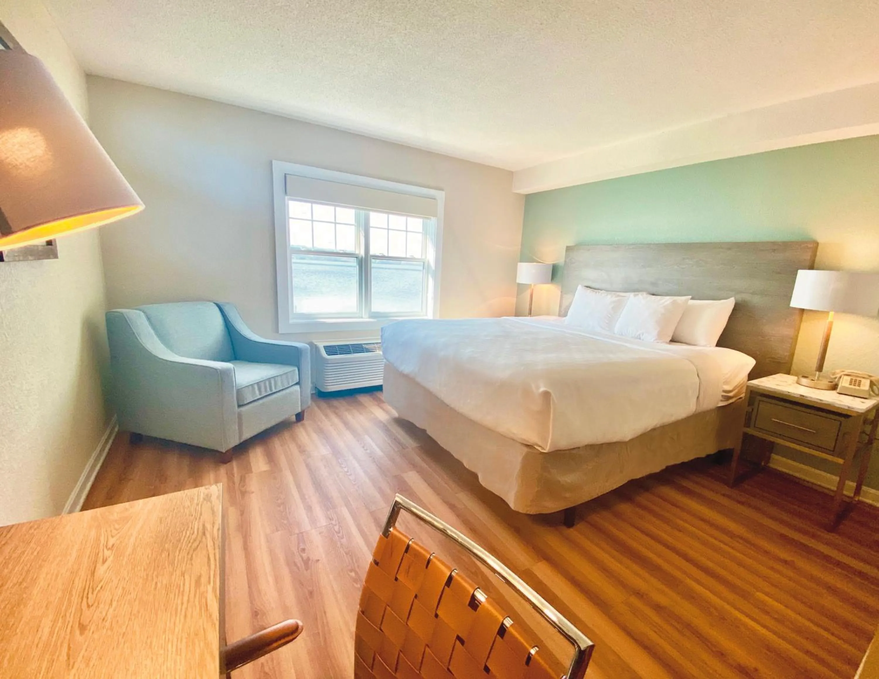 Executive Double King Suite with Living Room - Suites Building in Atlantic Beach Hotel Newport