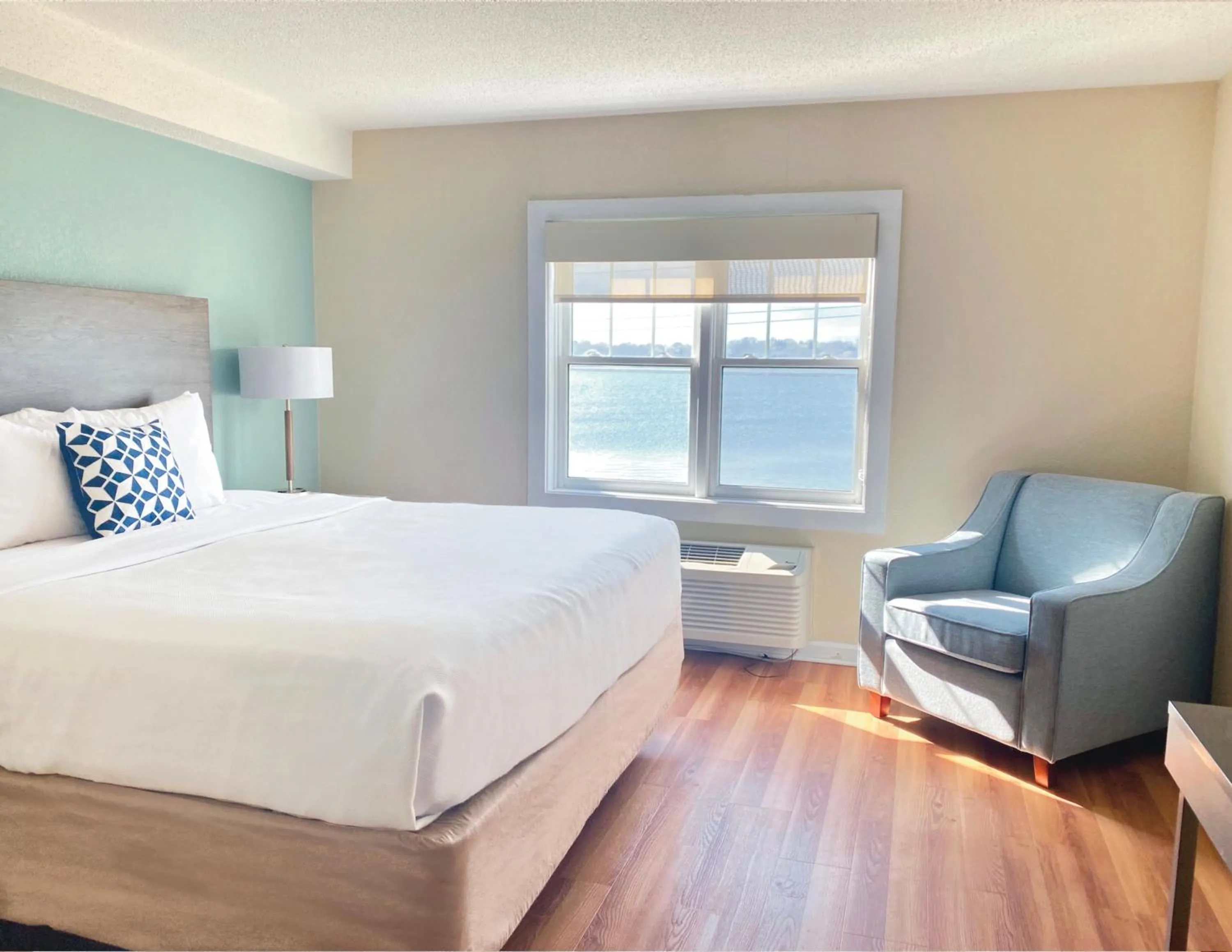 King Suite with Living Room - Suites Building in Atlantic Beach Hotel Newport