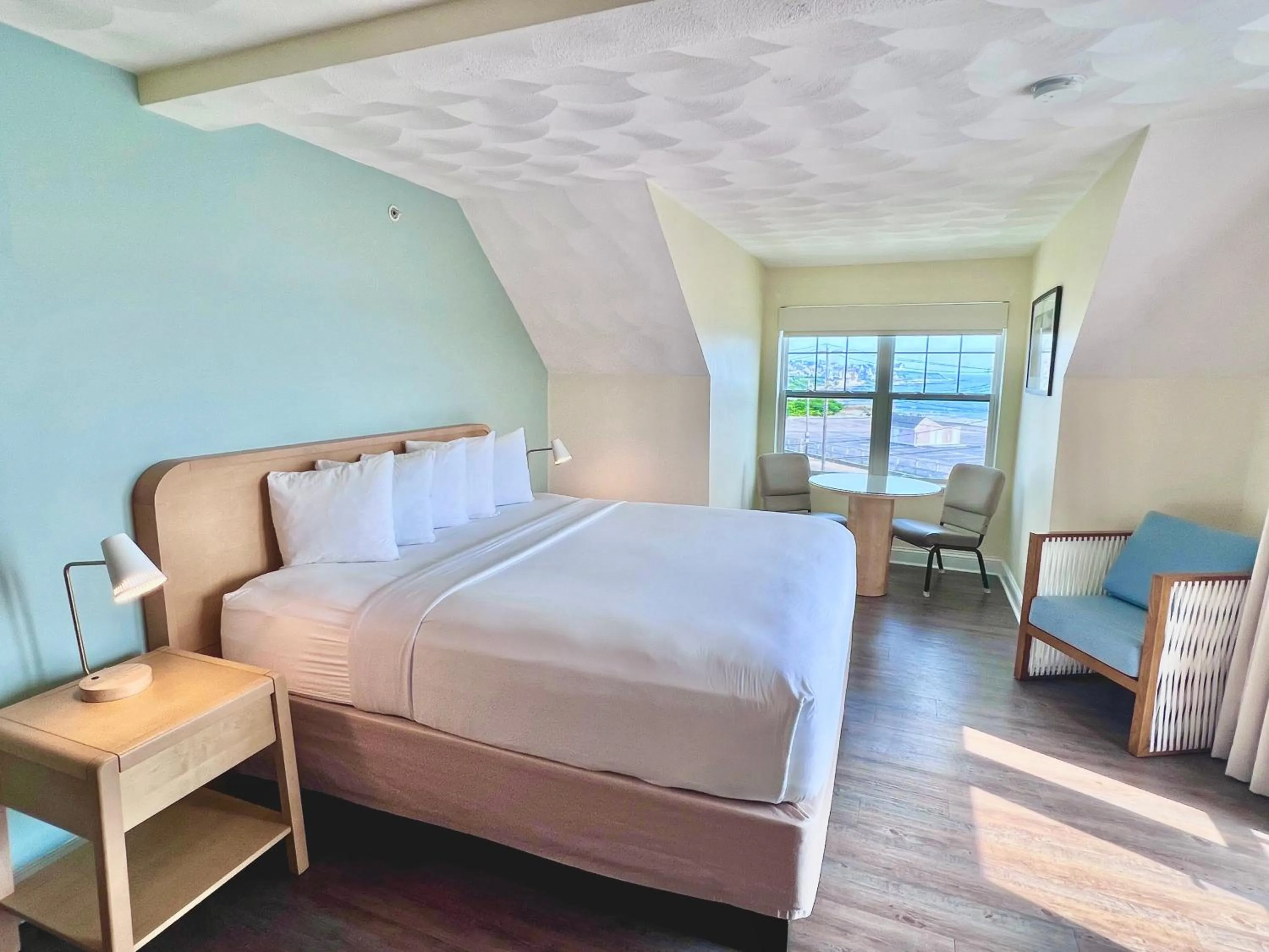 Standard King Room - Main Building in Atlantic Beach Hotel Newport