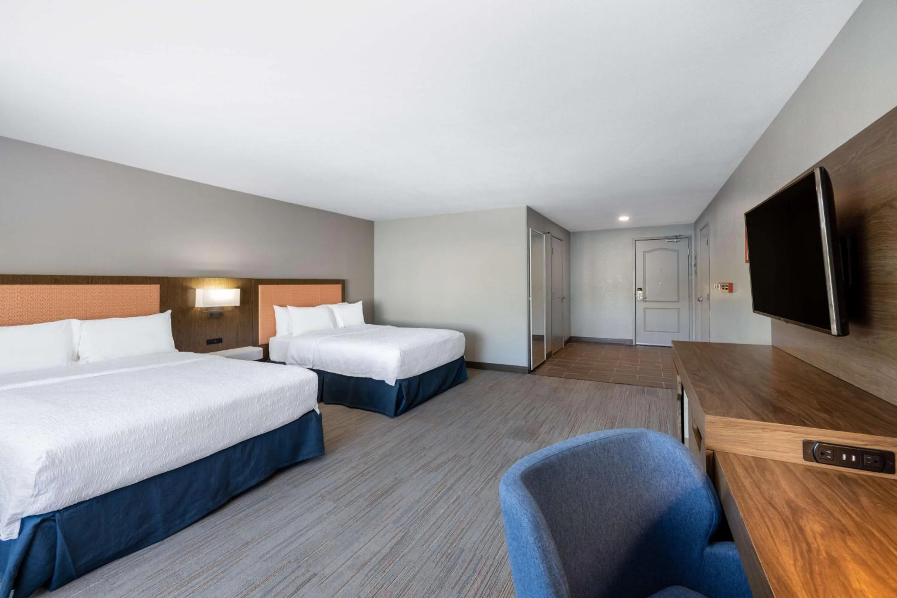 Double Room with Two Queen Beds and Bath Tub - Mobility and Hearing Access/Non-Smoking in Newly Renovated-Hampton Inn & Suites Casper