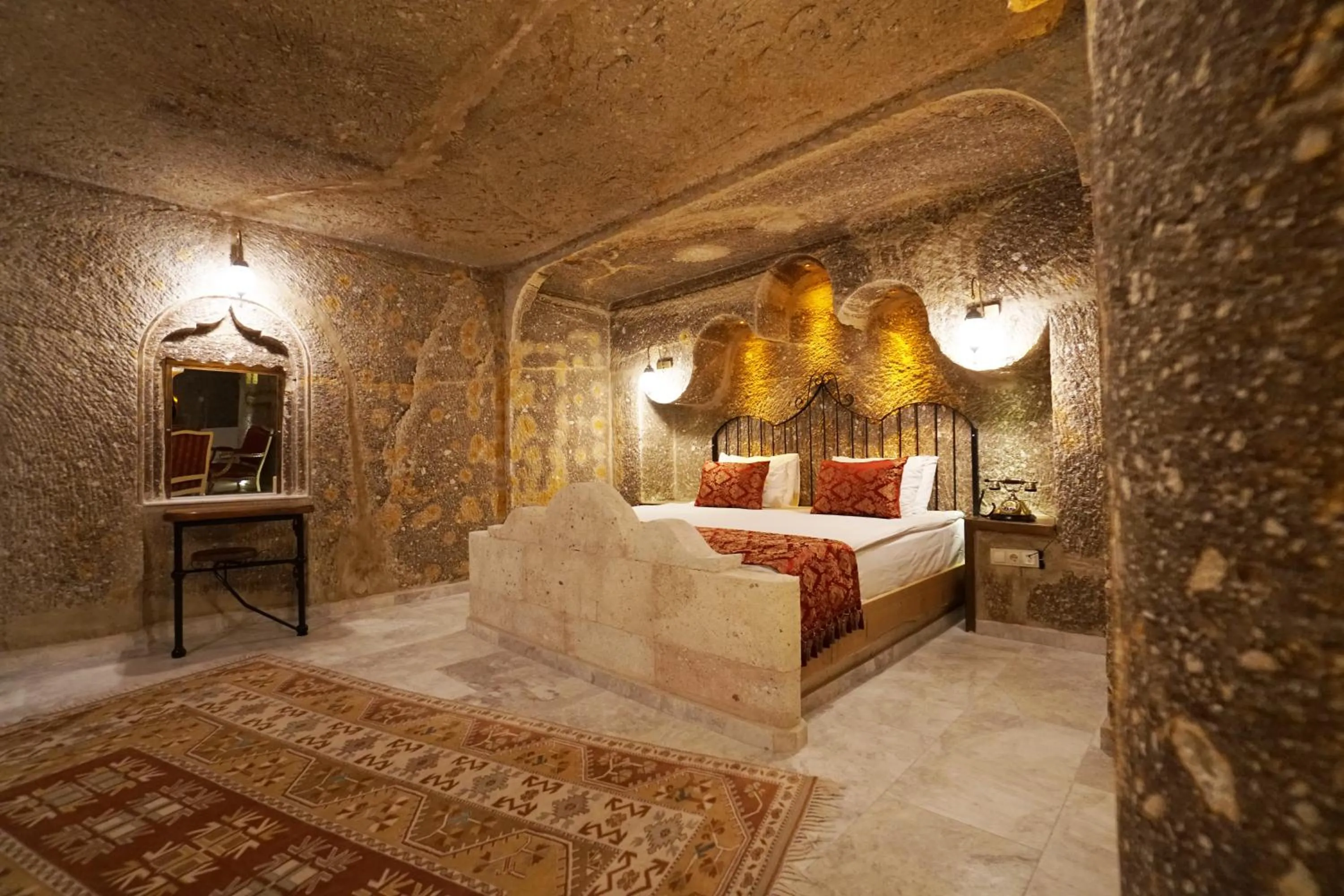 Deluxe Queen Suite in Roma Cave Suite