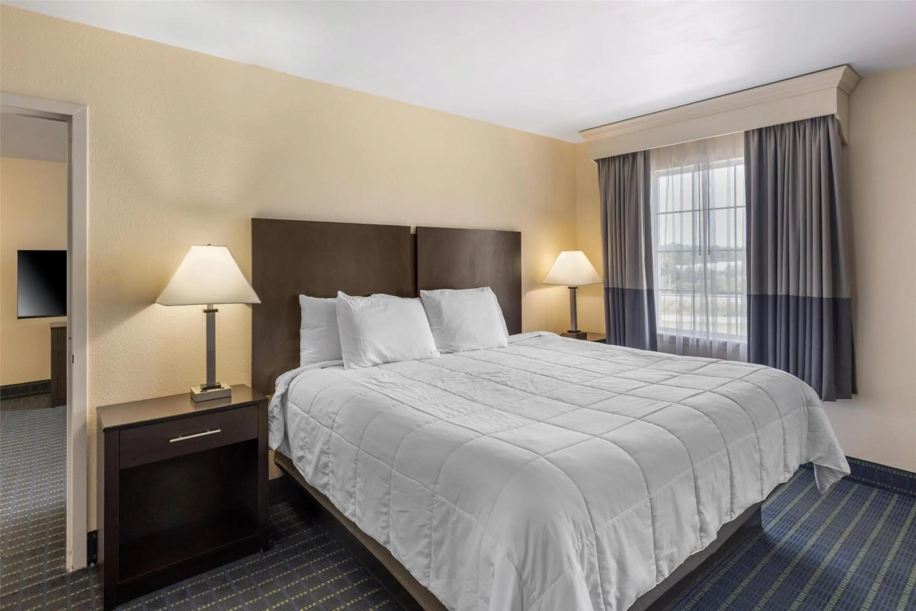 King Suite in Best Western Parkside Inn