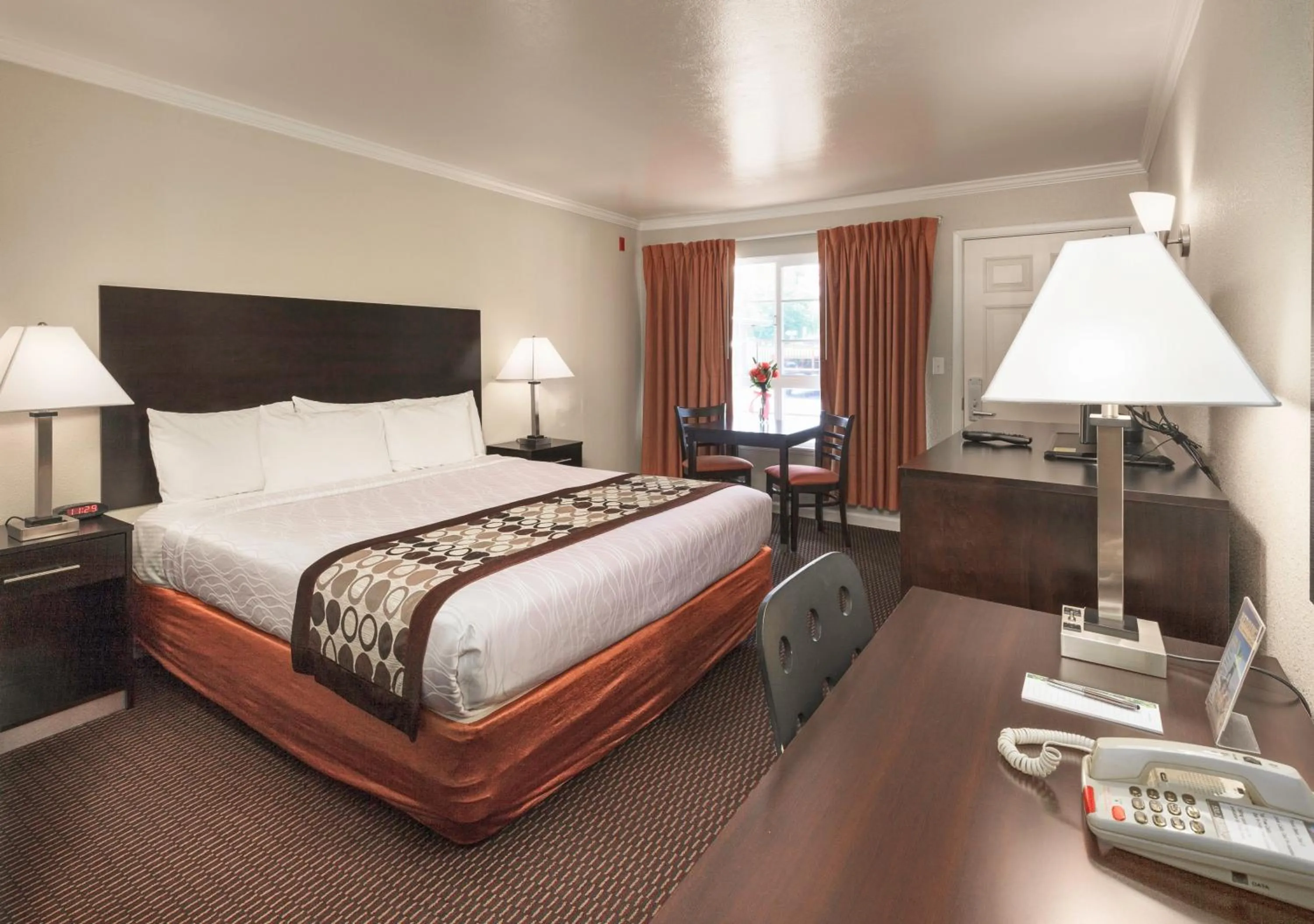 King Room - Non-Smoking in Thunderbird Lodge