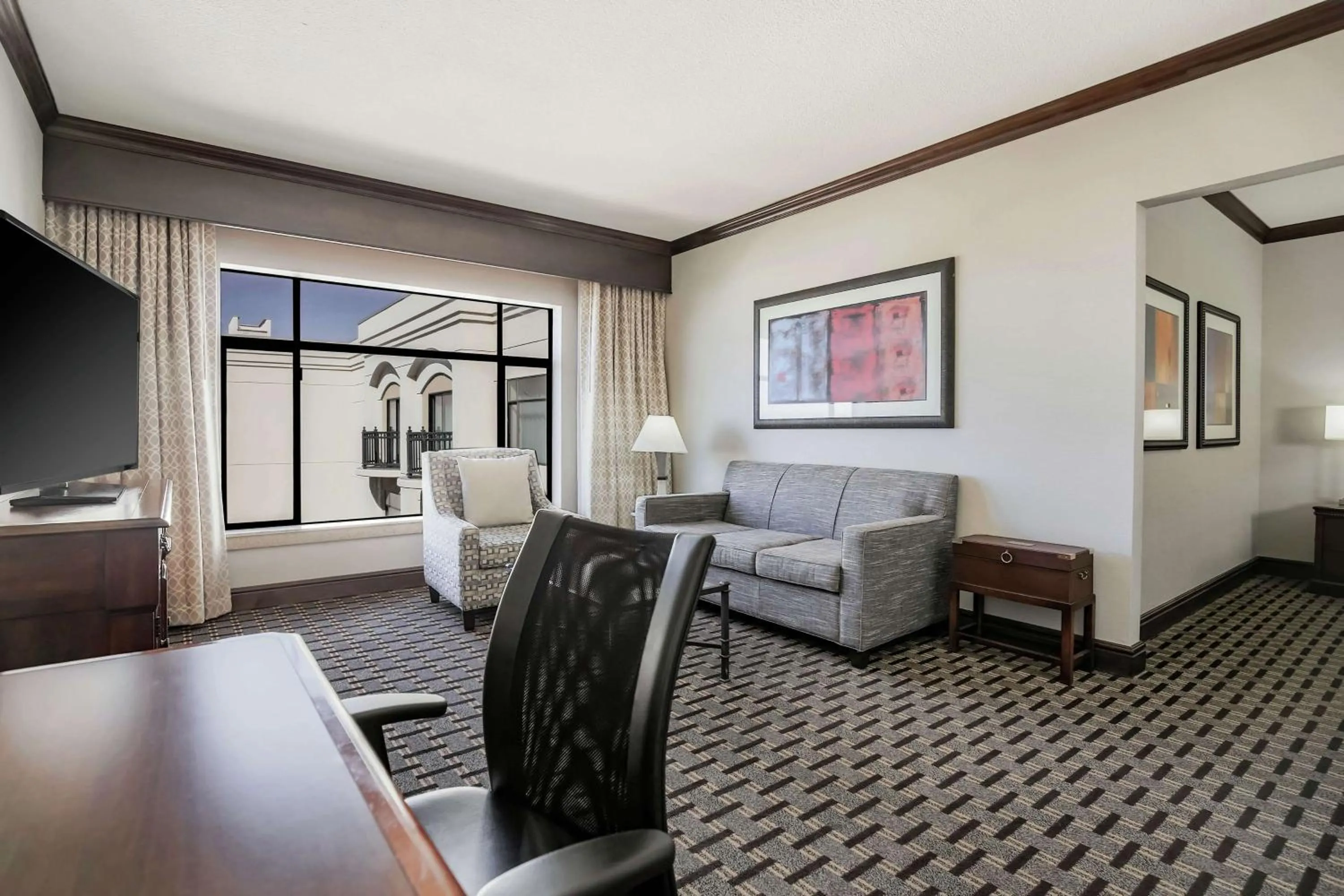 Junior King Suite with Seating Area in Hilton Phoenix Chandler