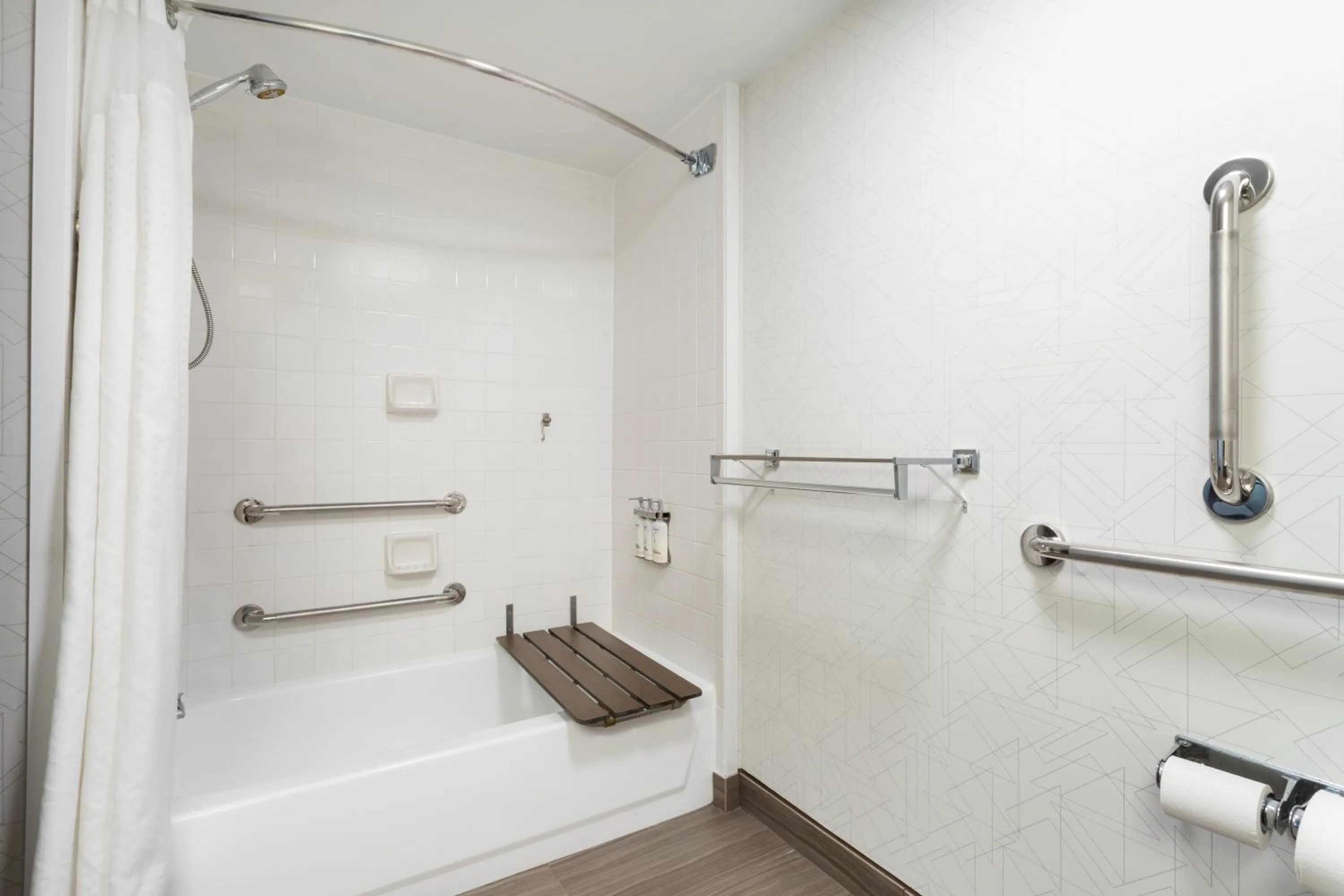 Suite with Mobility Accessible Tub - Non-Smoking in Holiday Inn Express & Suites Cincinnati Riverfront by IHG