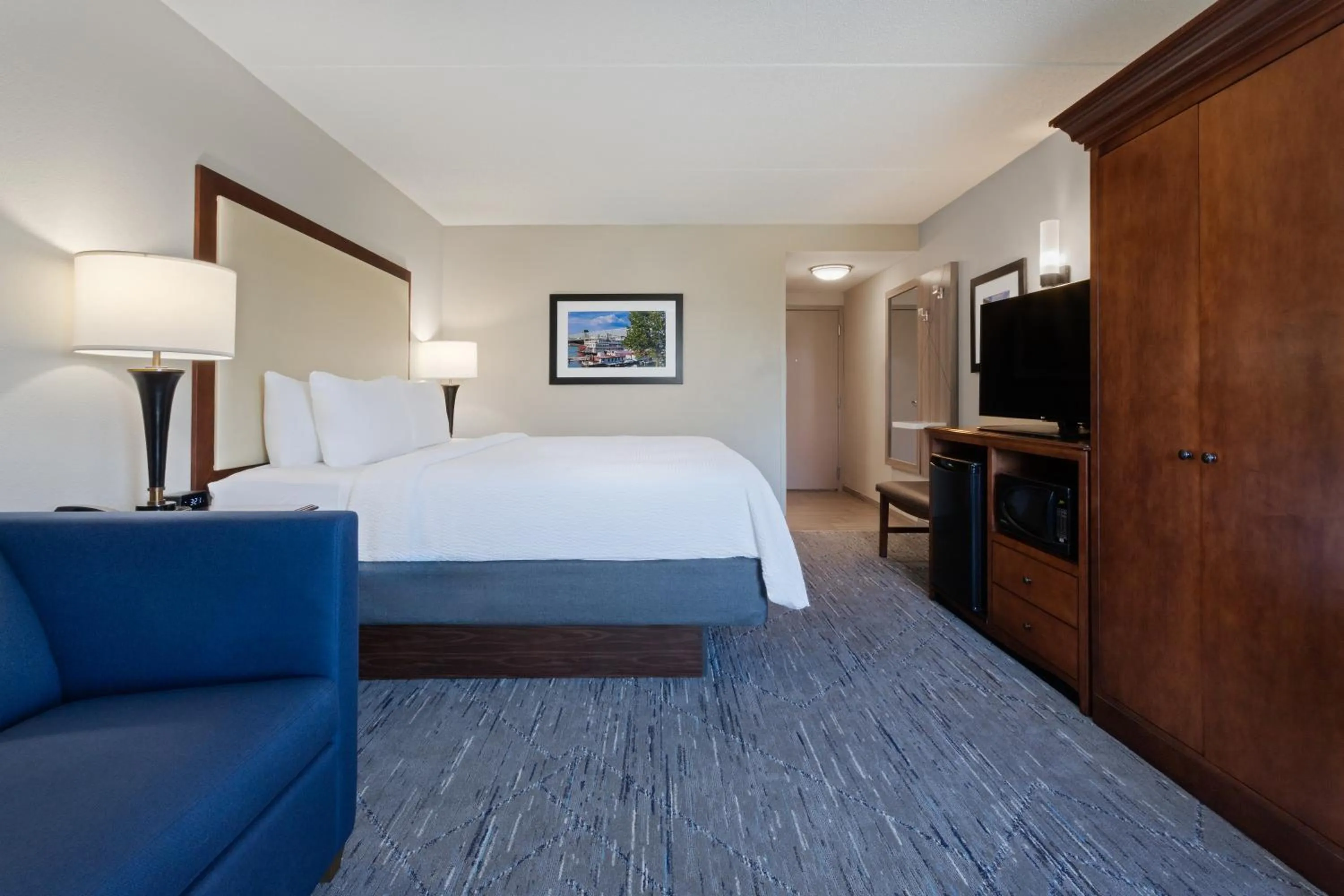 Standard King Room with River View in Holiday Inn Express & Suites Cincinnati Riverfront by IHG